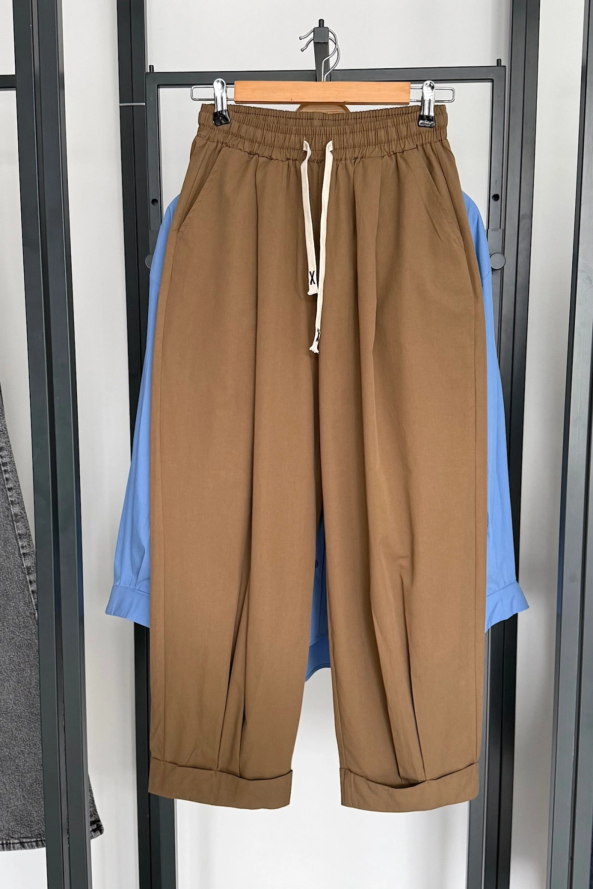 Beli Lastikli Bağcıklı Pantolon Camel