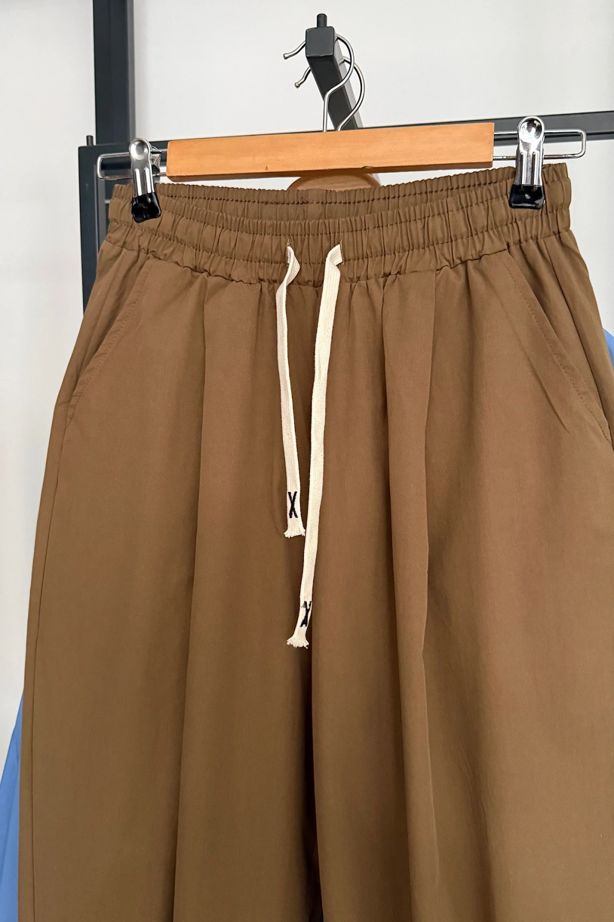 Beli Lastikli Bağcıklı Pantolon Camel