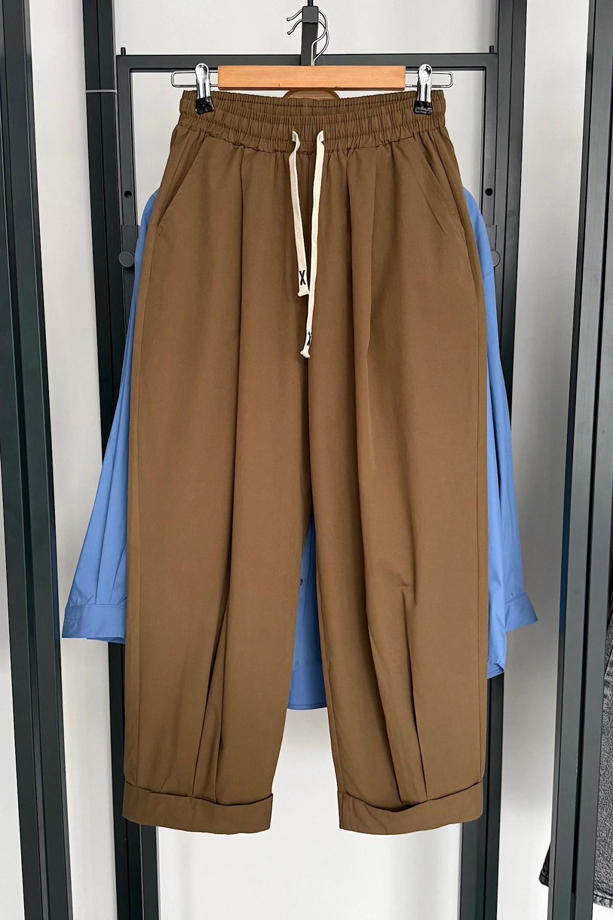 Beli Lastikli Bağcıklı Pantolon Camel