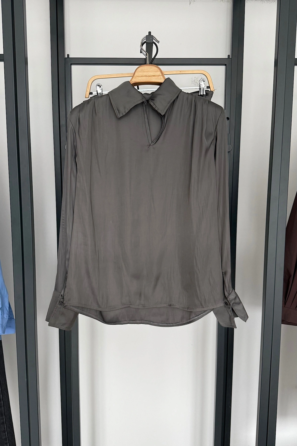 Büyük Kemer Detaylı Saten Takım Füme