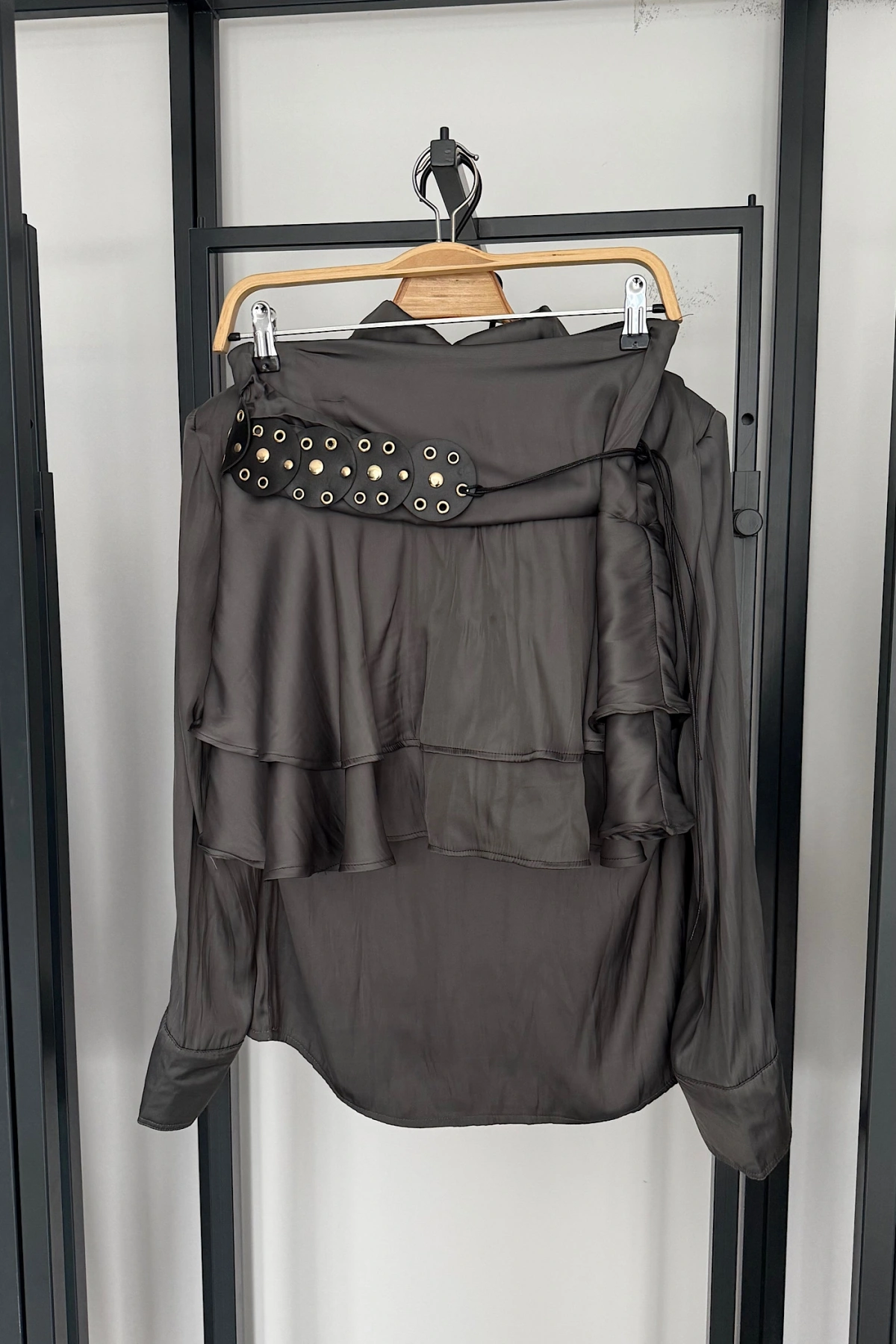 Büyük Kemer Detaylı Saten Takım Füme