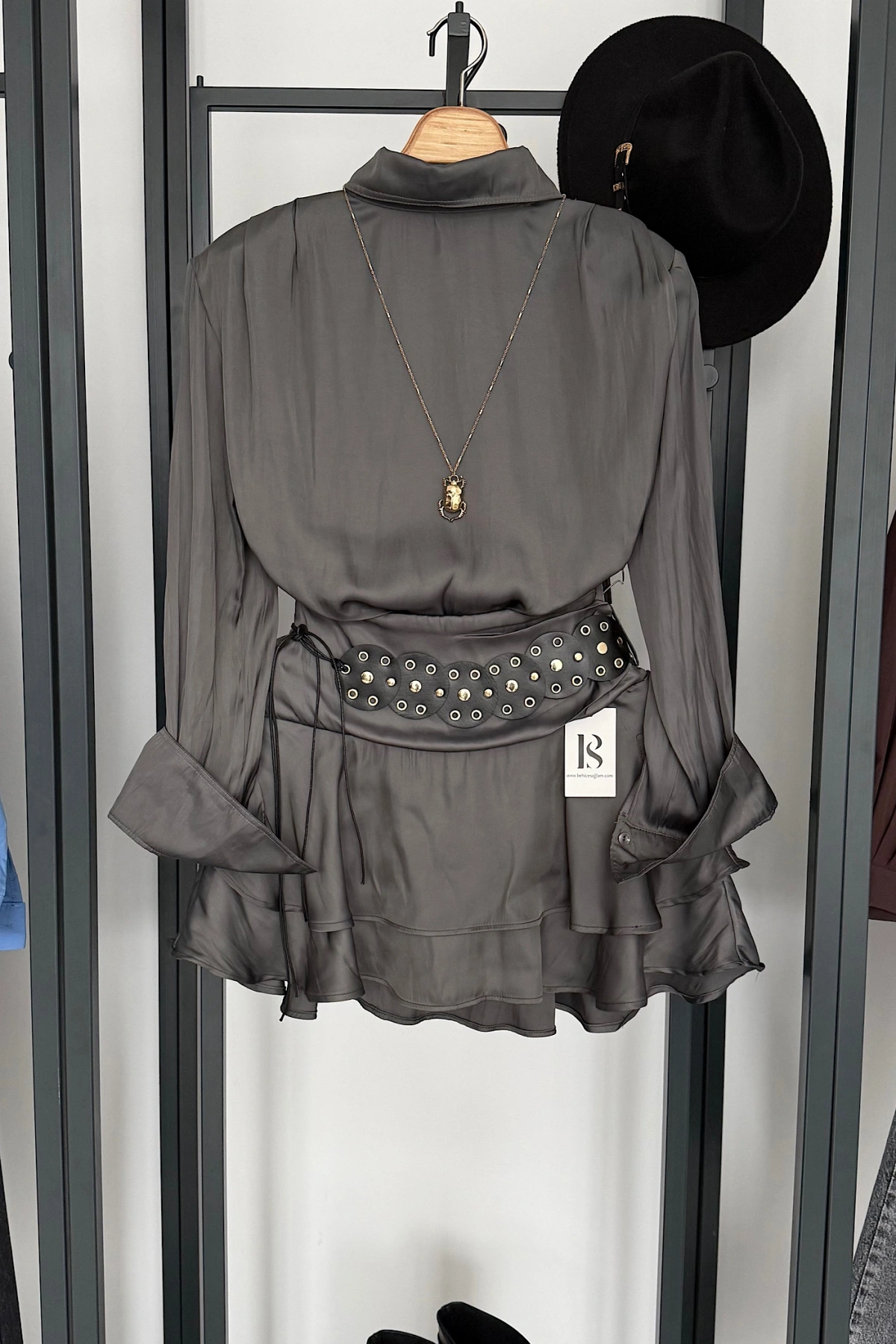 Büyük Kemer Detaylı Saten Takım Füme