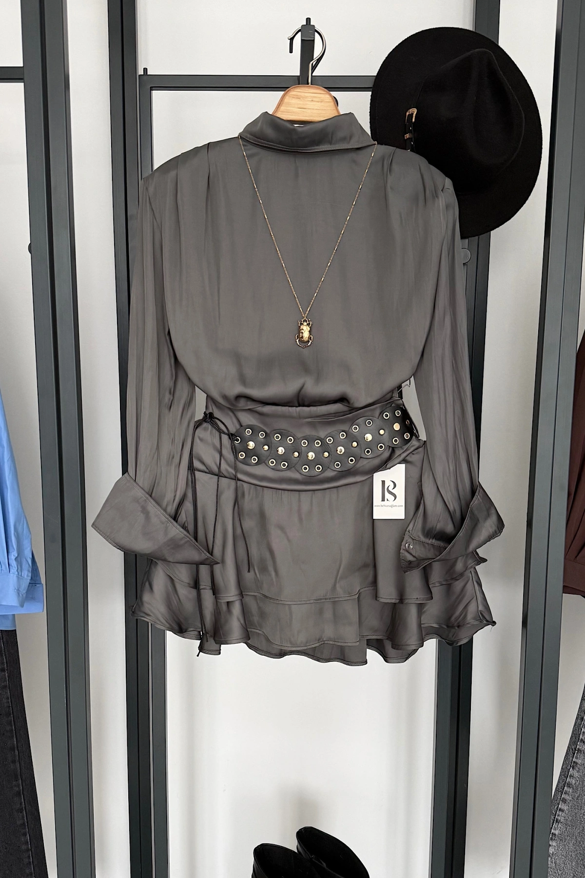 Büyük Kemer Detaylı Saten Takım Füme