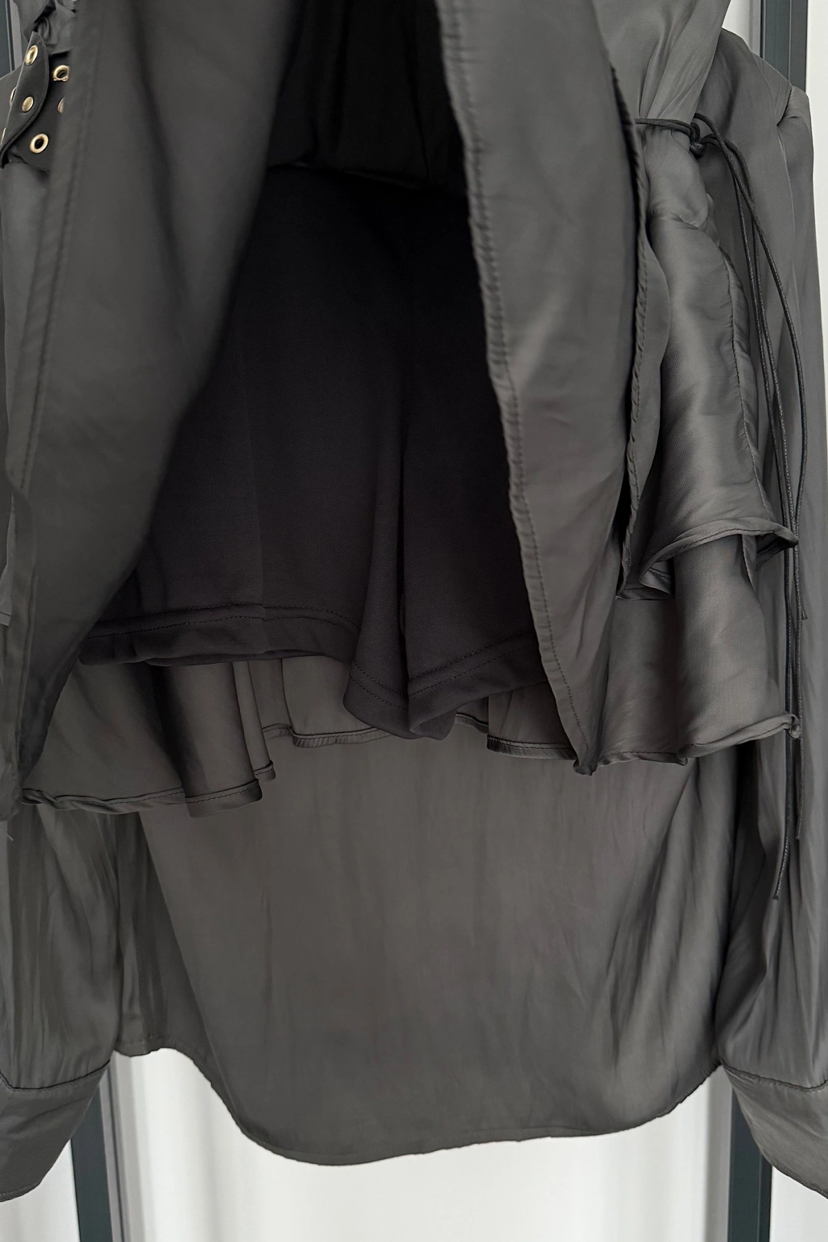 Büyük Kemer Detaylı Saten Takım Füme