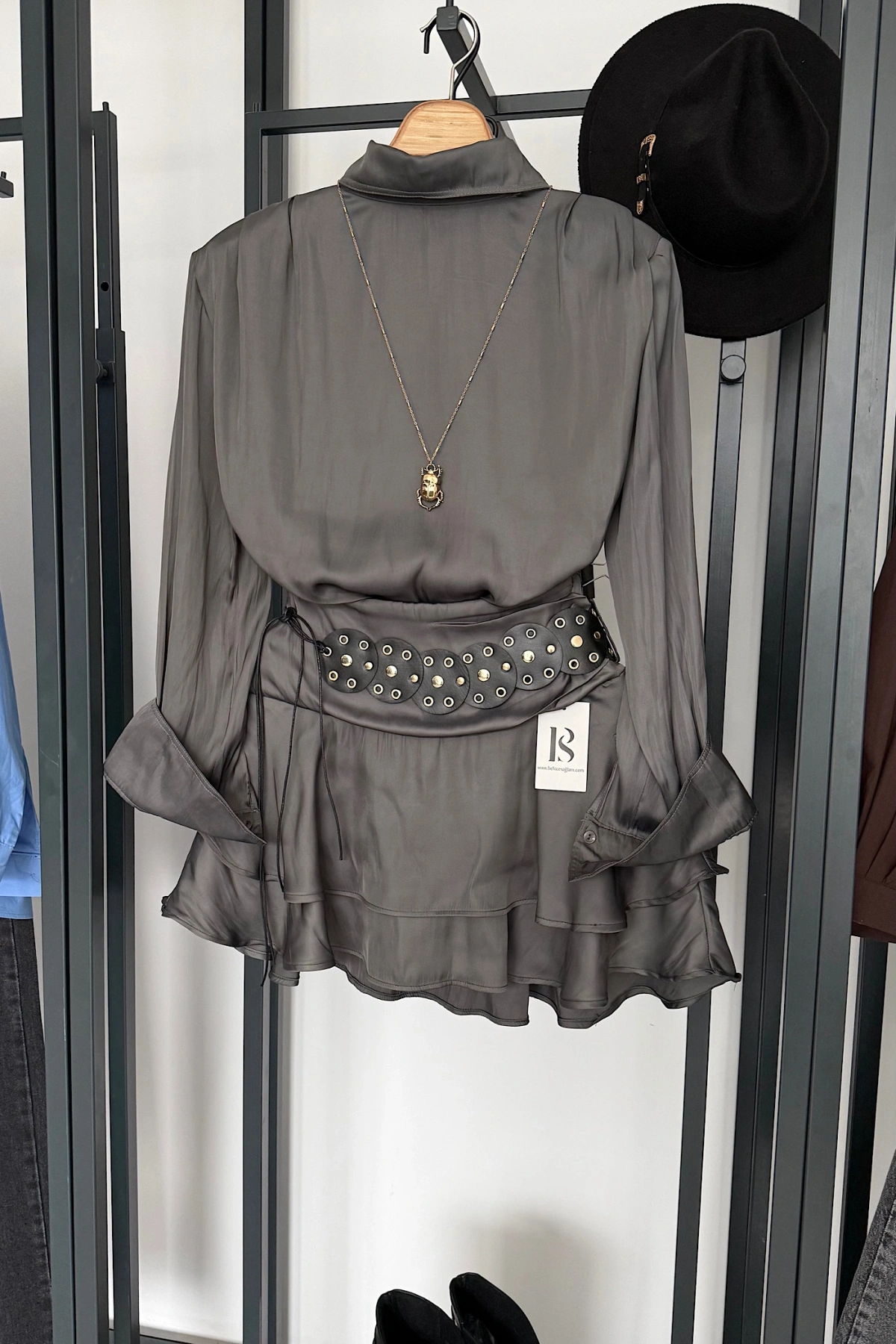 Büyük Kemer Detaylı Saten Takım Füme