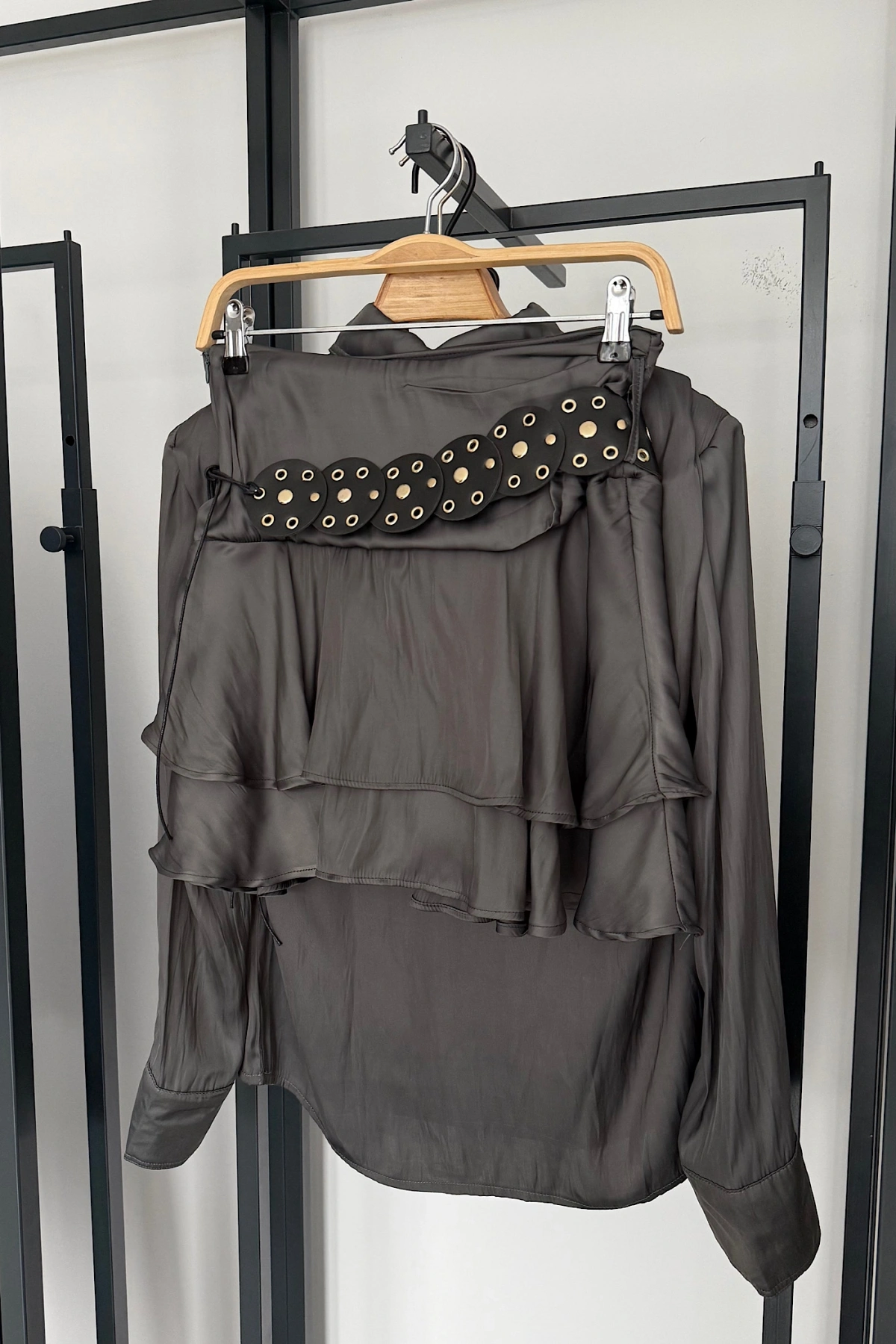 Büyük Kemer Detaylı Saten Takım Füme