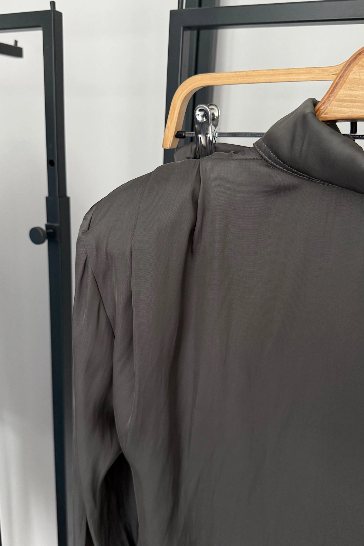 Büyük Kemer Detaylı Saten Takım Füme