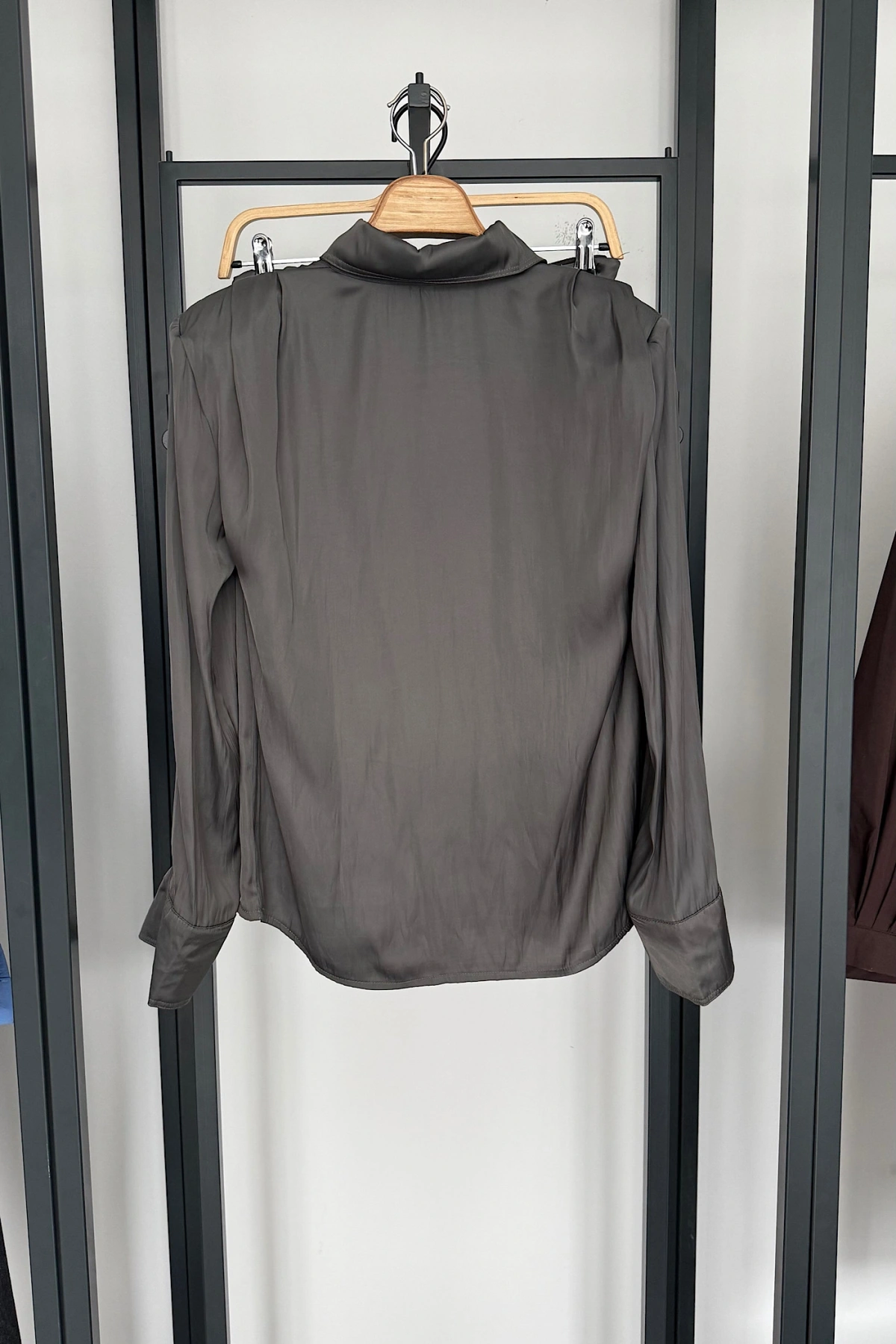 Büyük Kemer Detaylı Saten Takım Füme