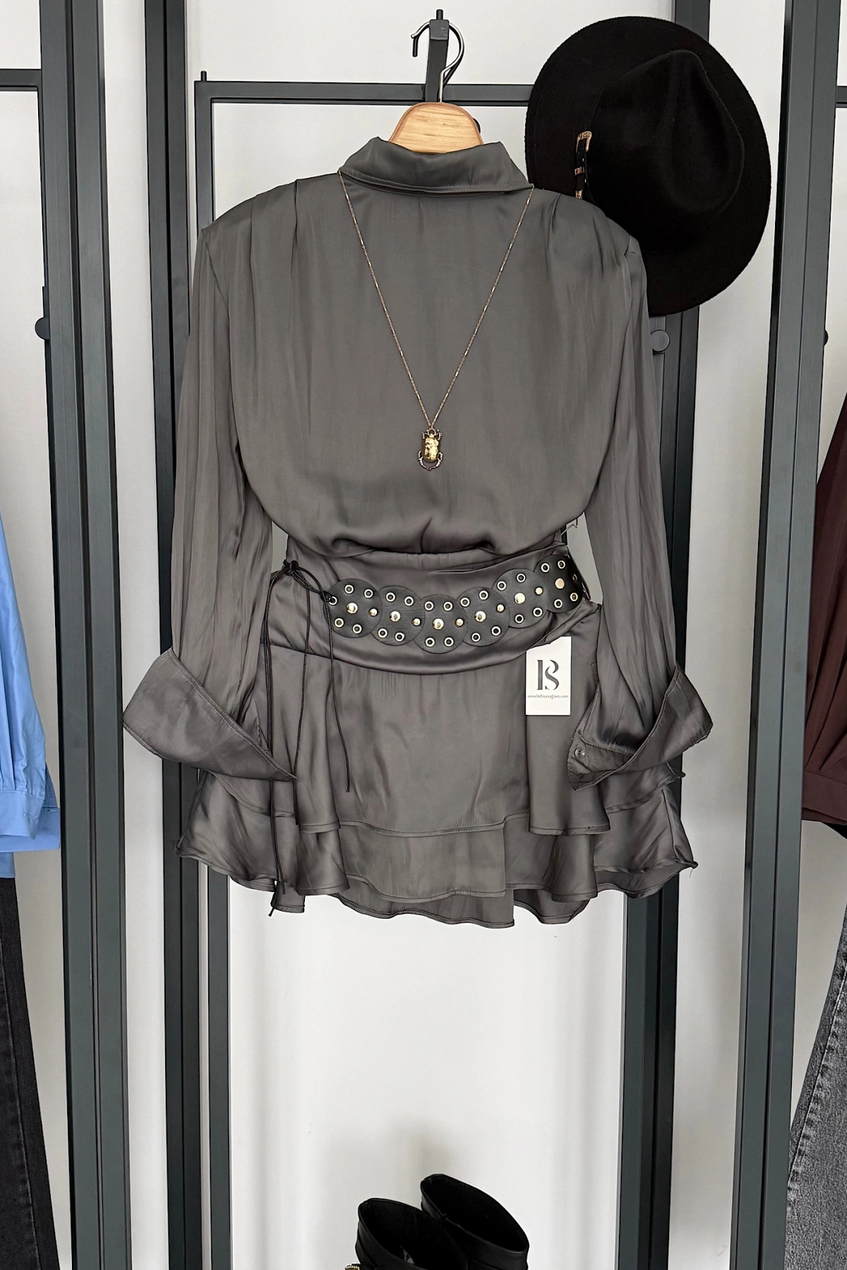 Büyük Kemer Detaylı Saten Takım Füme