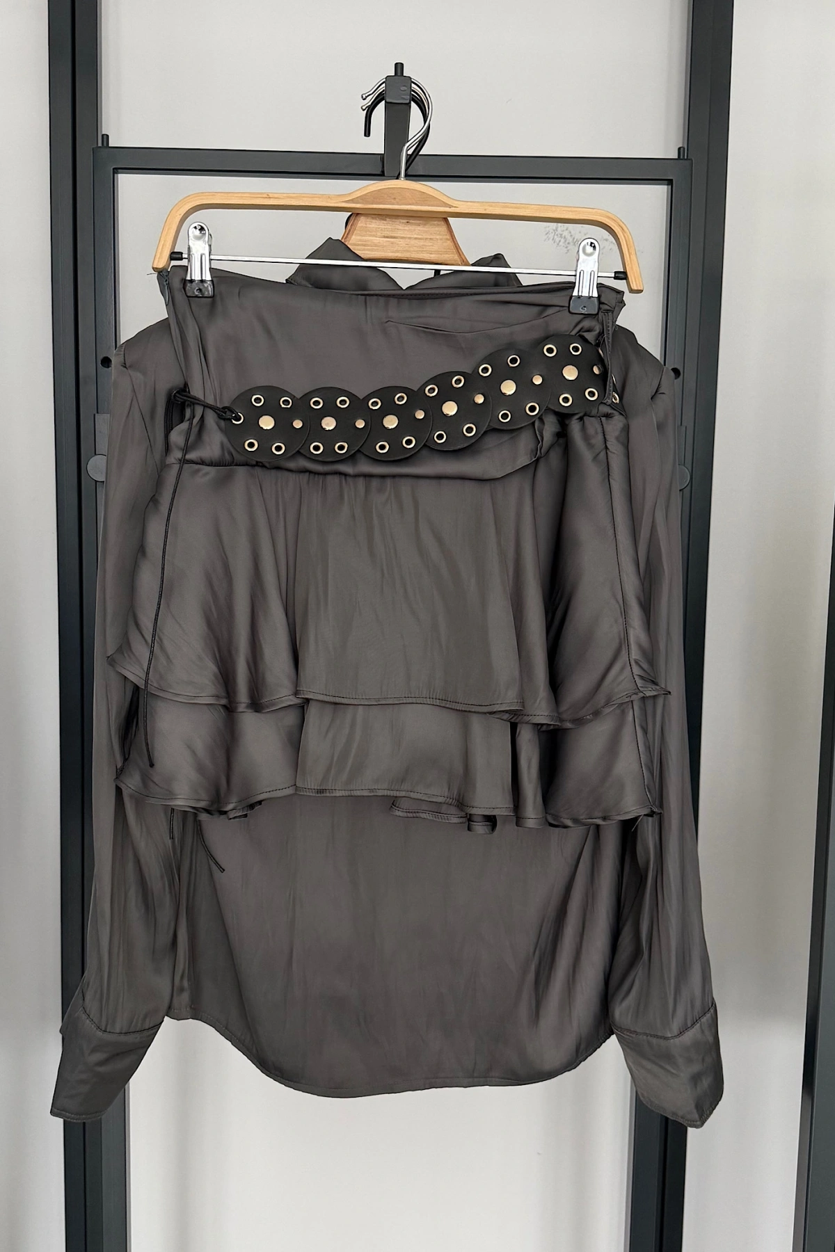 Büyük Kemer Detaylı Saten Takım Füme