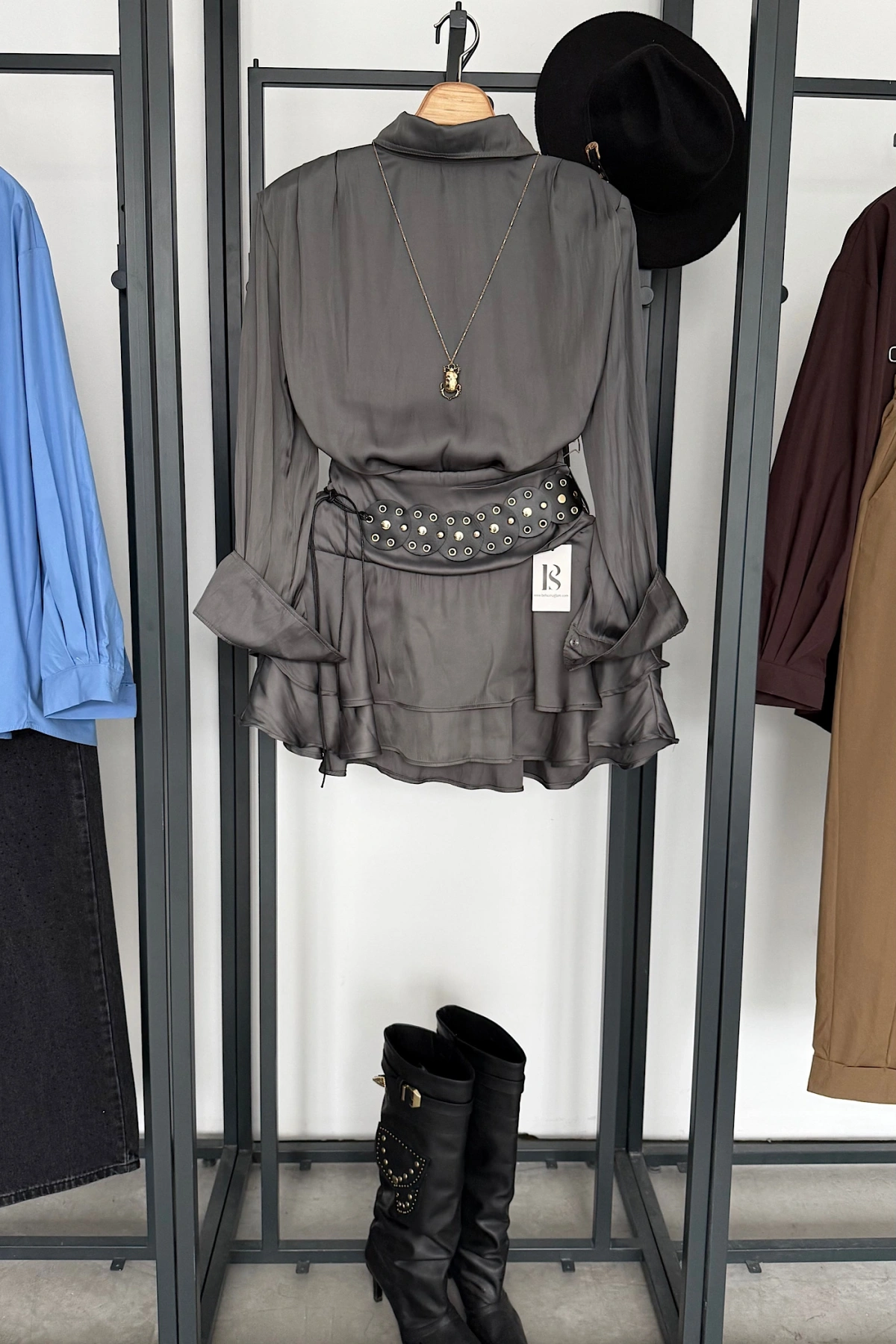 Büyük Kemer Detaylı Saten Takım Füme