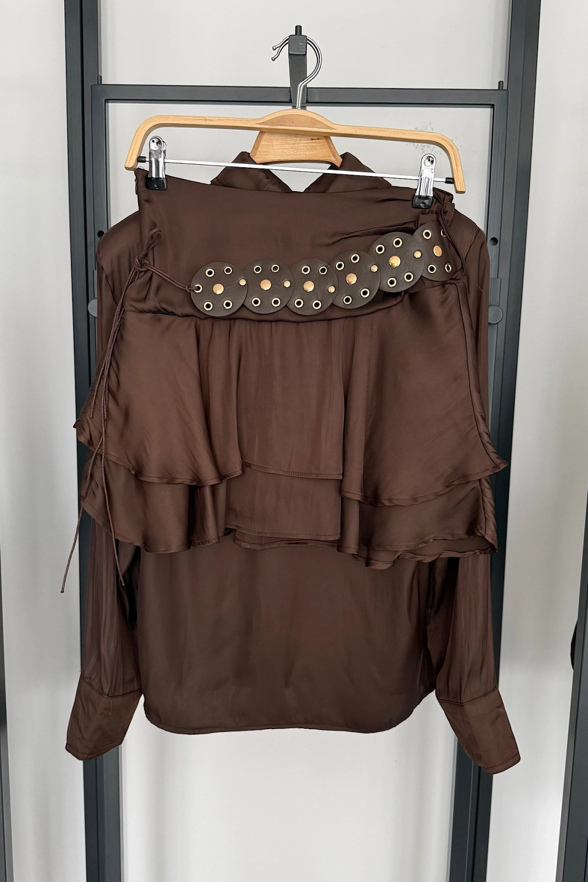 Büyük Kemer Detaylı Saten Takım Kahverengi