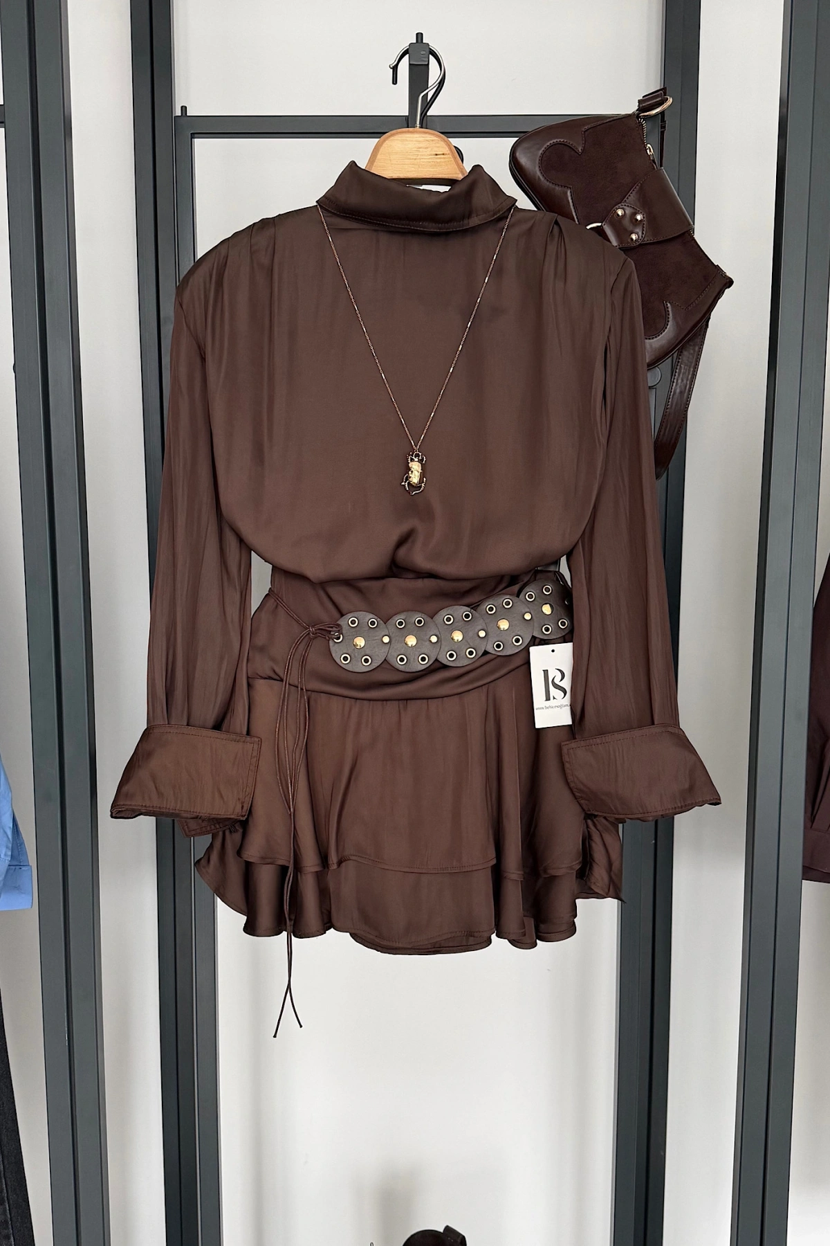 Büyük Kemer Detaylı Saten Takım Kahverengi