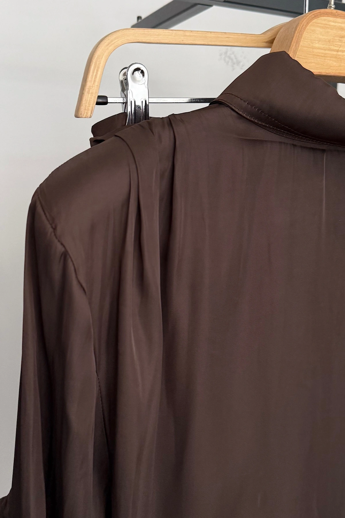 Büyük Kemer Detaylı Saten Takım Kahverengi