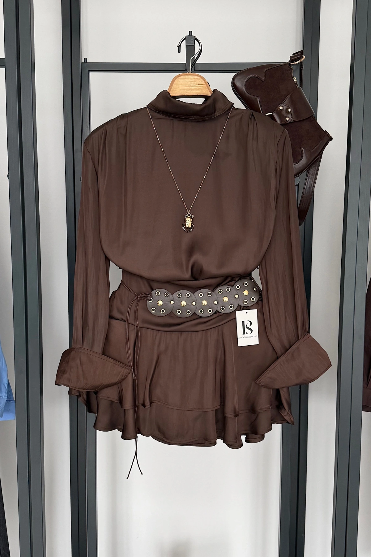 Büyük Kemer Detaylı Saten Takım Kahverengi