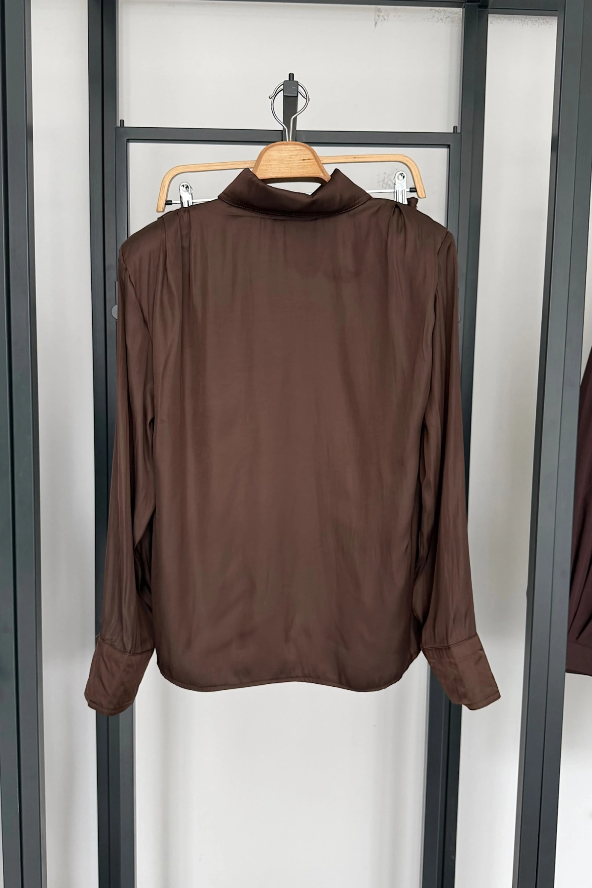 Büyük Kemer Detaylı Saten Takım Kahverengi