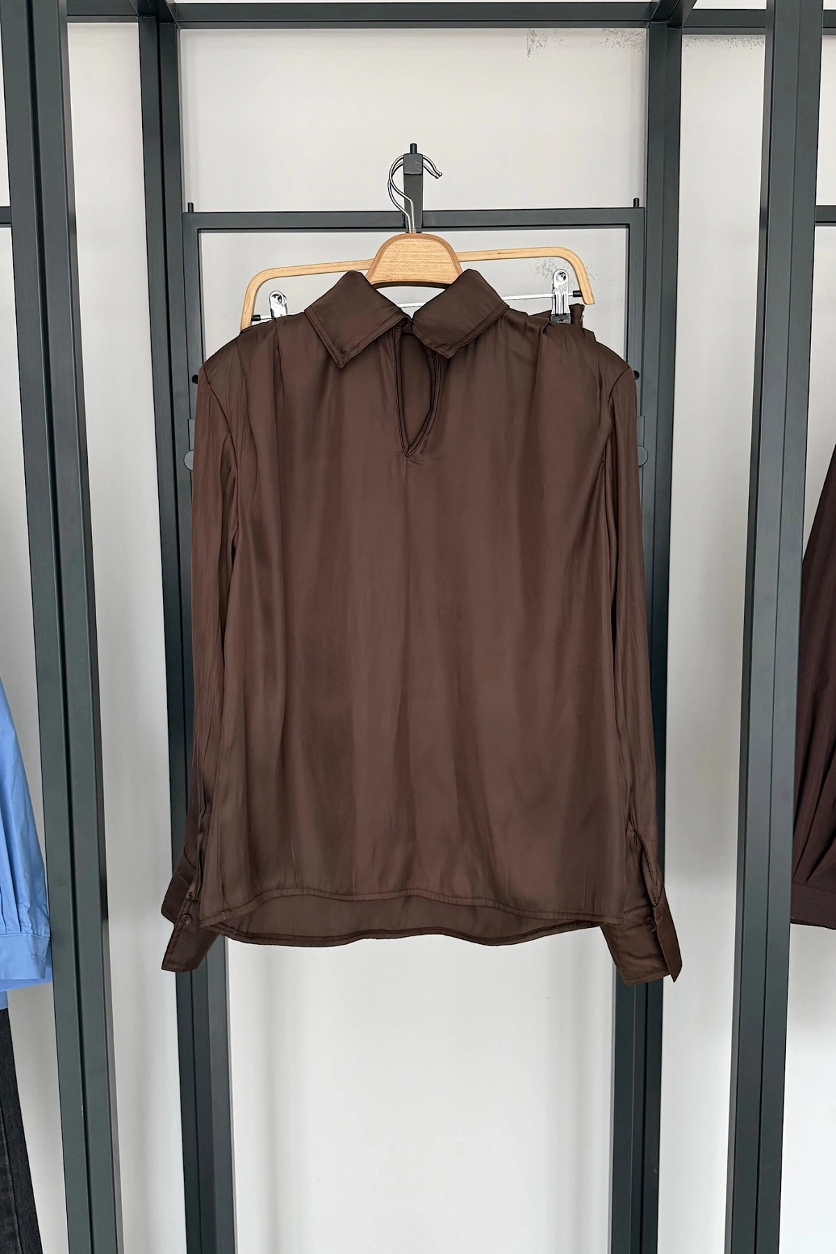 Büyük Kemer Detaylı Saten Takım Kahverengi