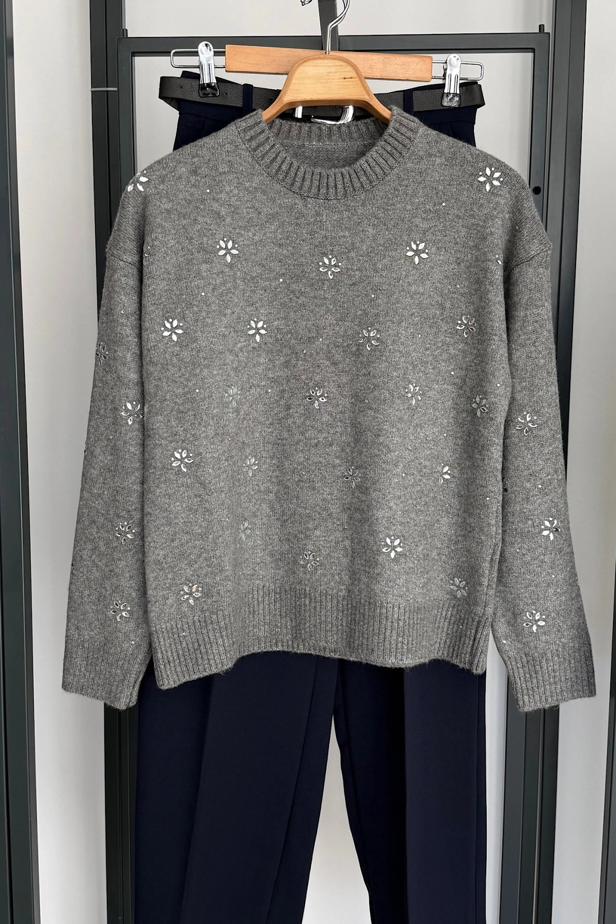 Çiçek Taşlı Kazak Gri