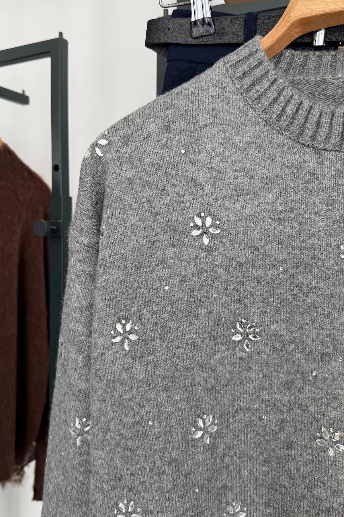 Çiçek Taşlı Kazak Gri