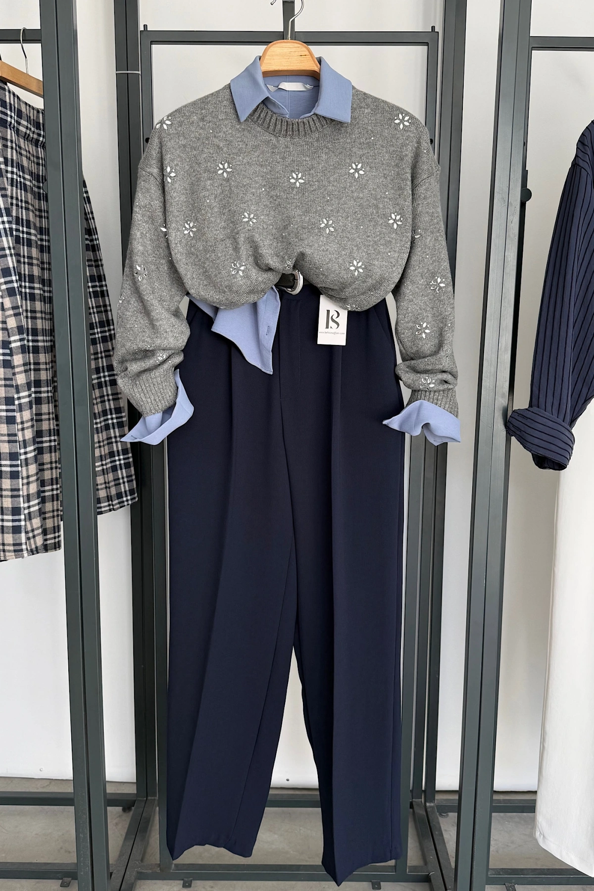 Çiçek Taşlı Kazak Gri