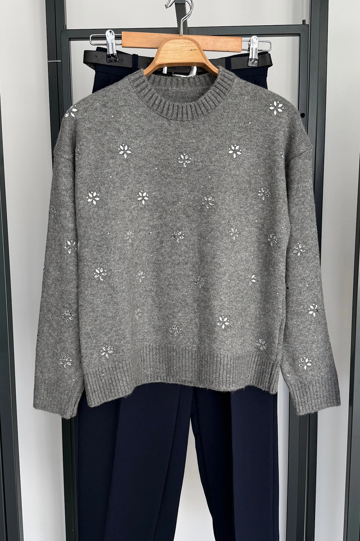 Çiçek Taşlı Kazak Gri