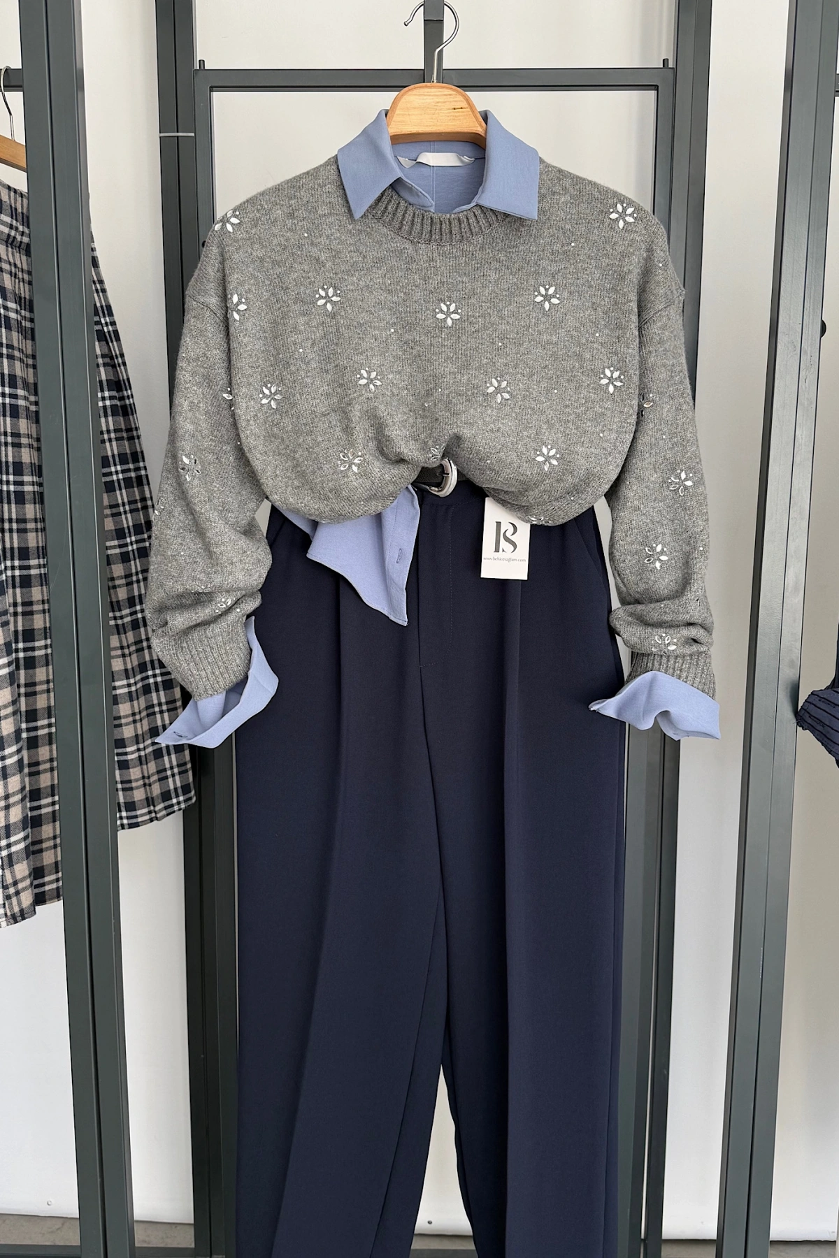 Çiçek Taşlı Kazak Gri