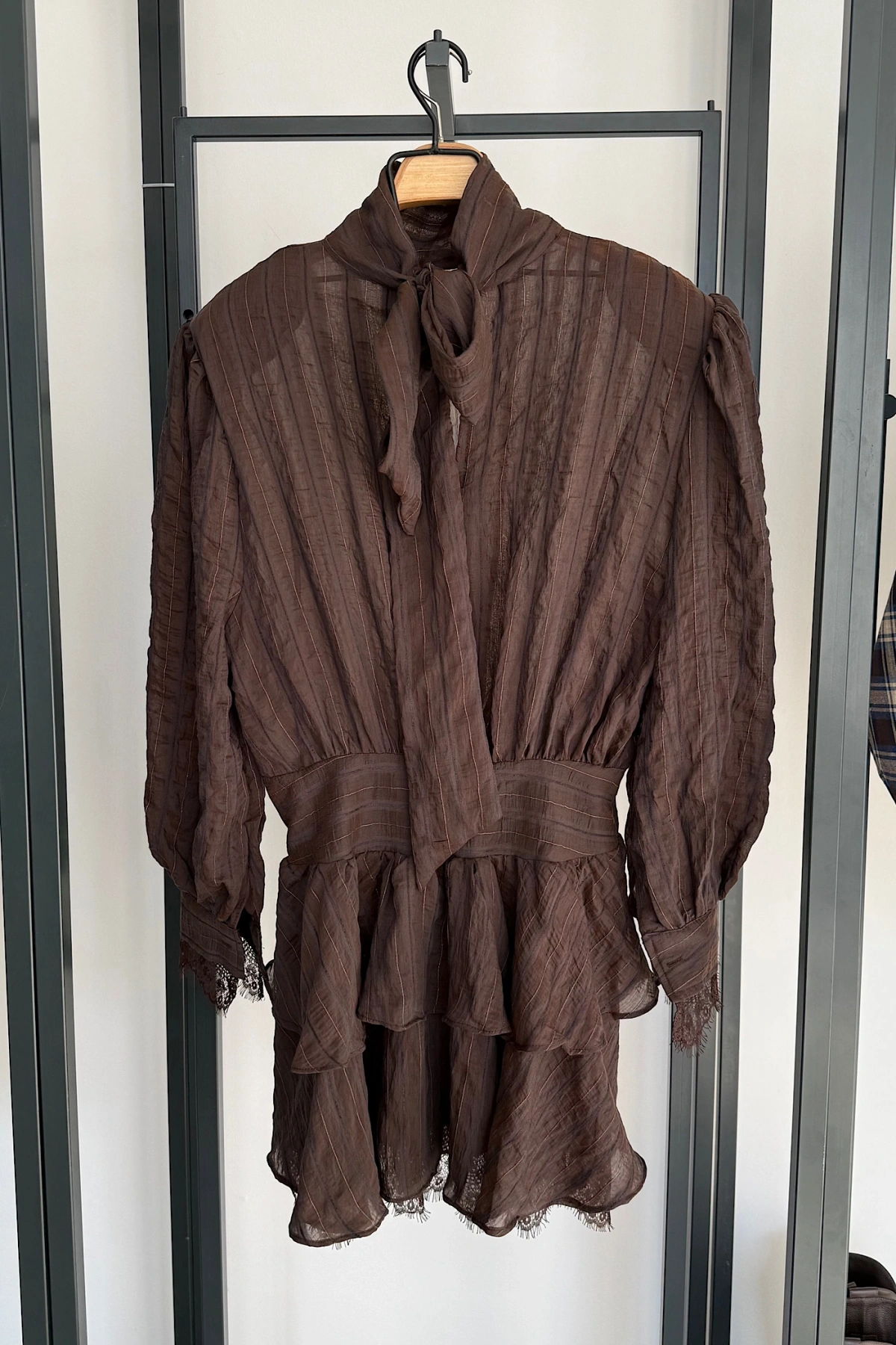 Dantel Detay Vatkalı Elbise Kahverengi