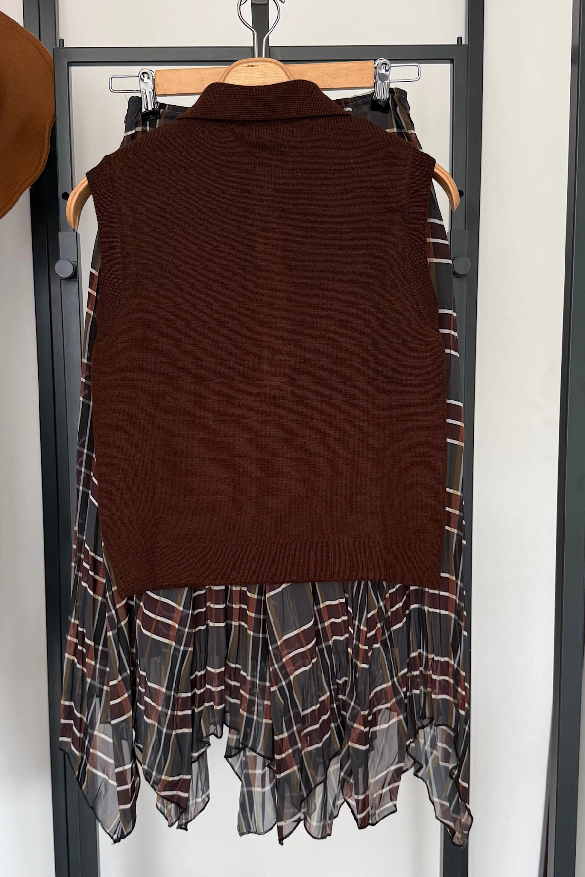 Düğmeli Kolsuz Kazak Acı Kahve