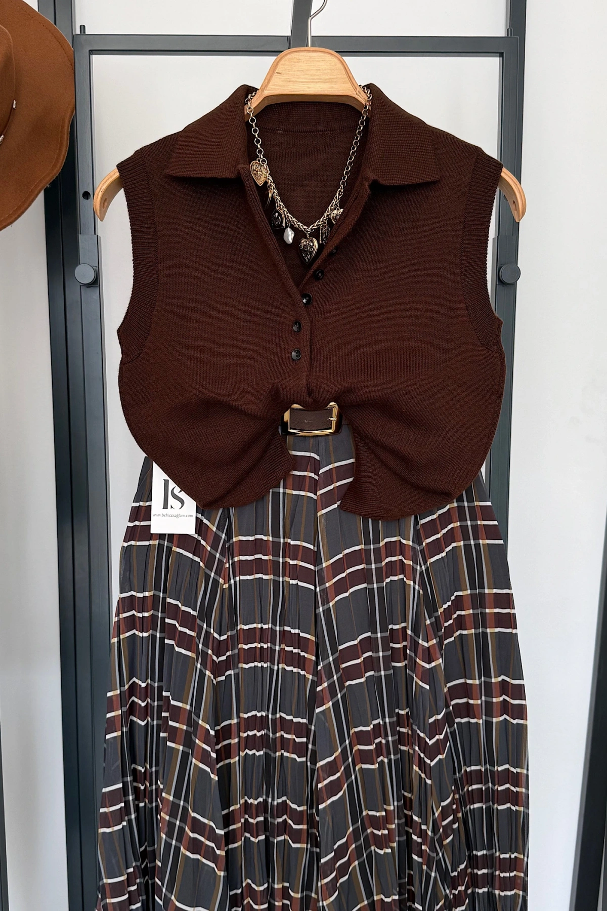 Düğmeli Kolsuz Kazak Acı Kahve