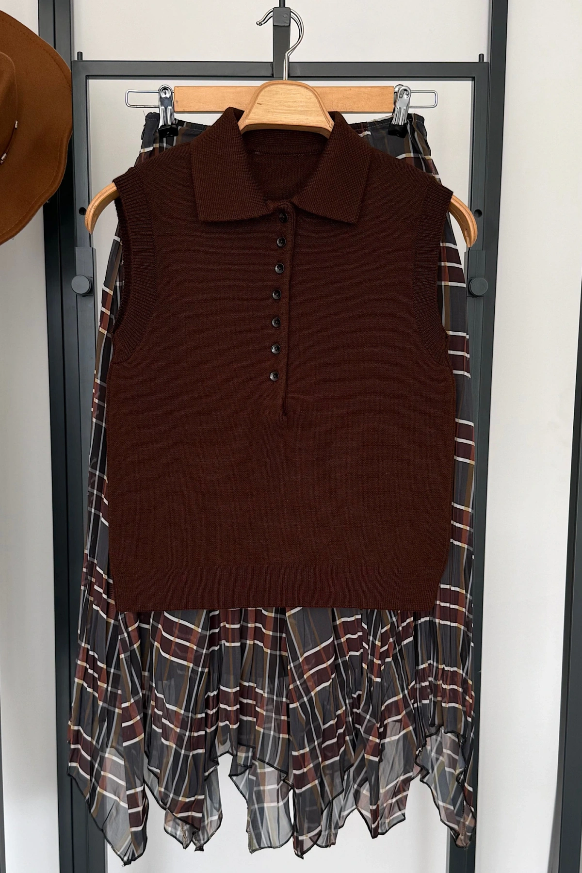 Düğmeli Kolsuz Kazak Acı Kahve