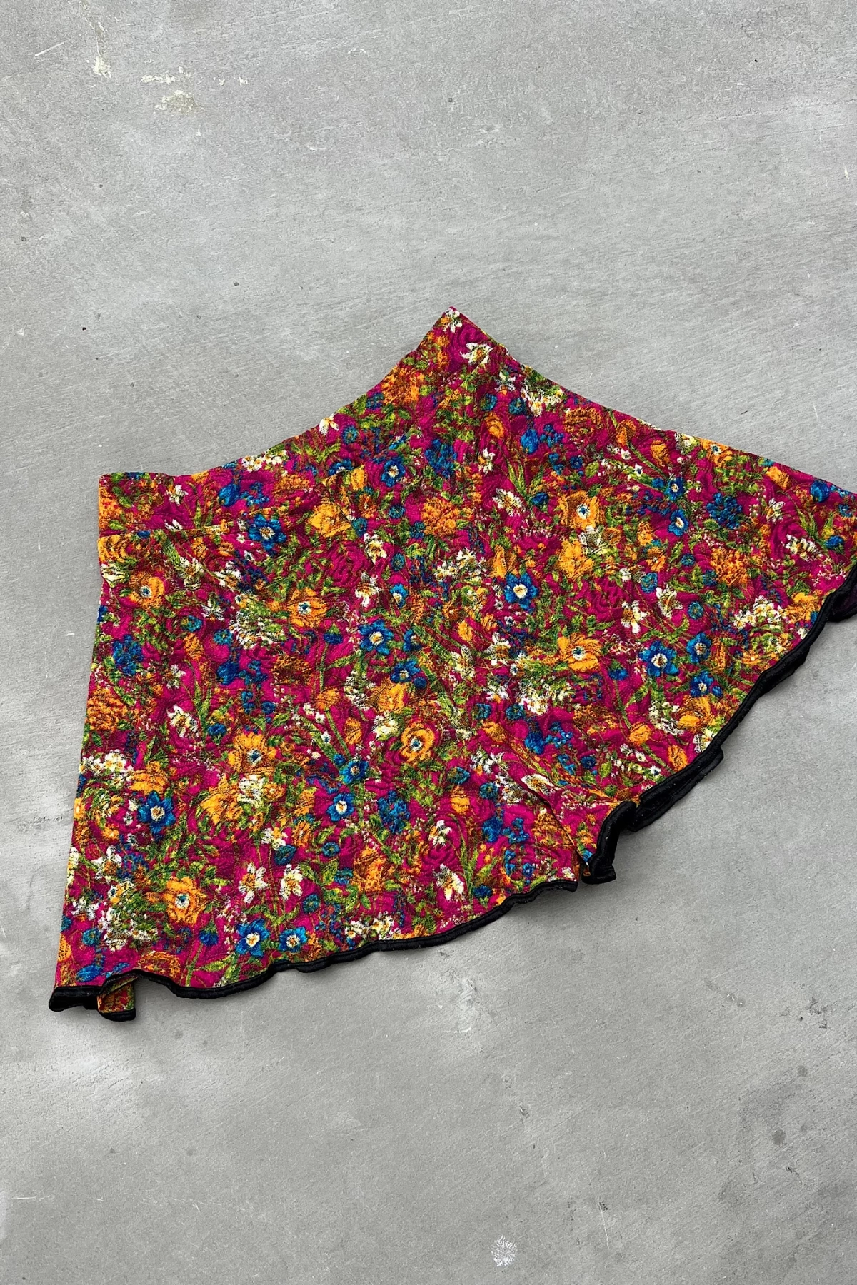 Hem Binding Floral Shorts