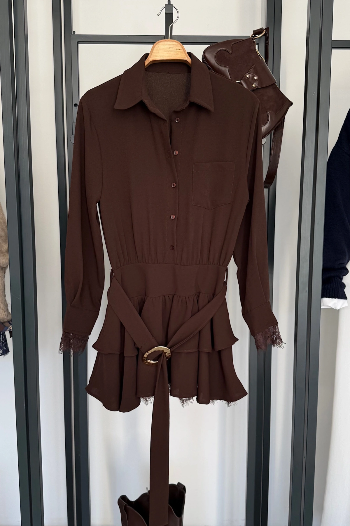 Gold Kemerli Dantel Detaylı Elbise Kahverengi