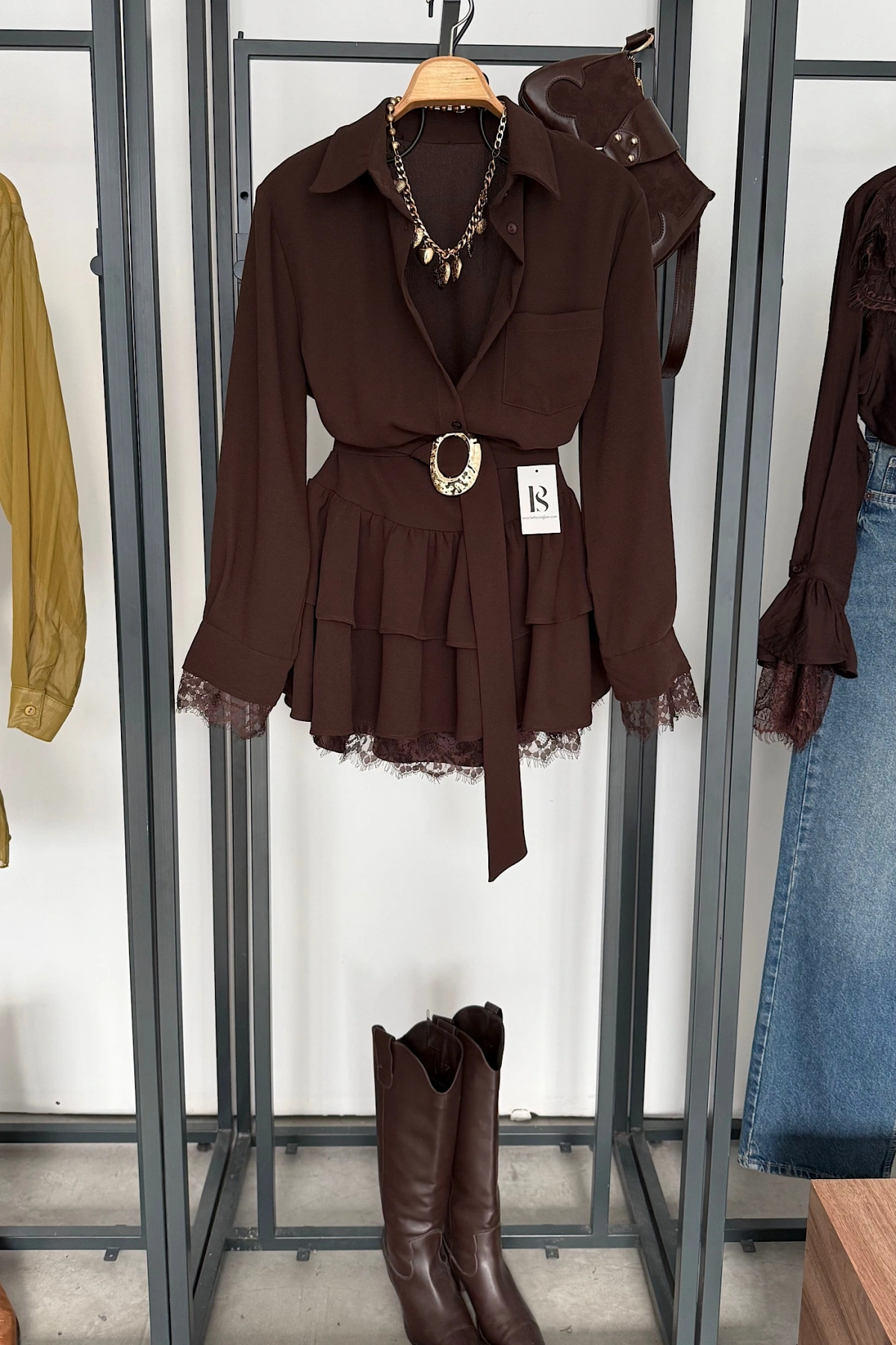 Gold Kemerli Dantel Detaylı Elbise Kahverengi