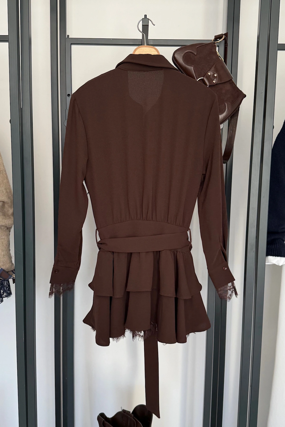 Gold Kemerli Dantel Detaylı Elbise Kahverengi