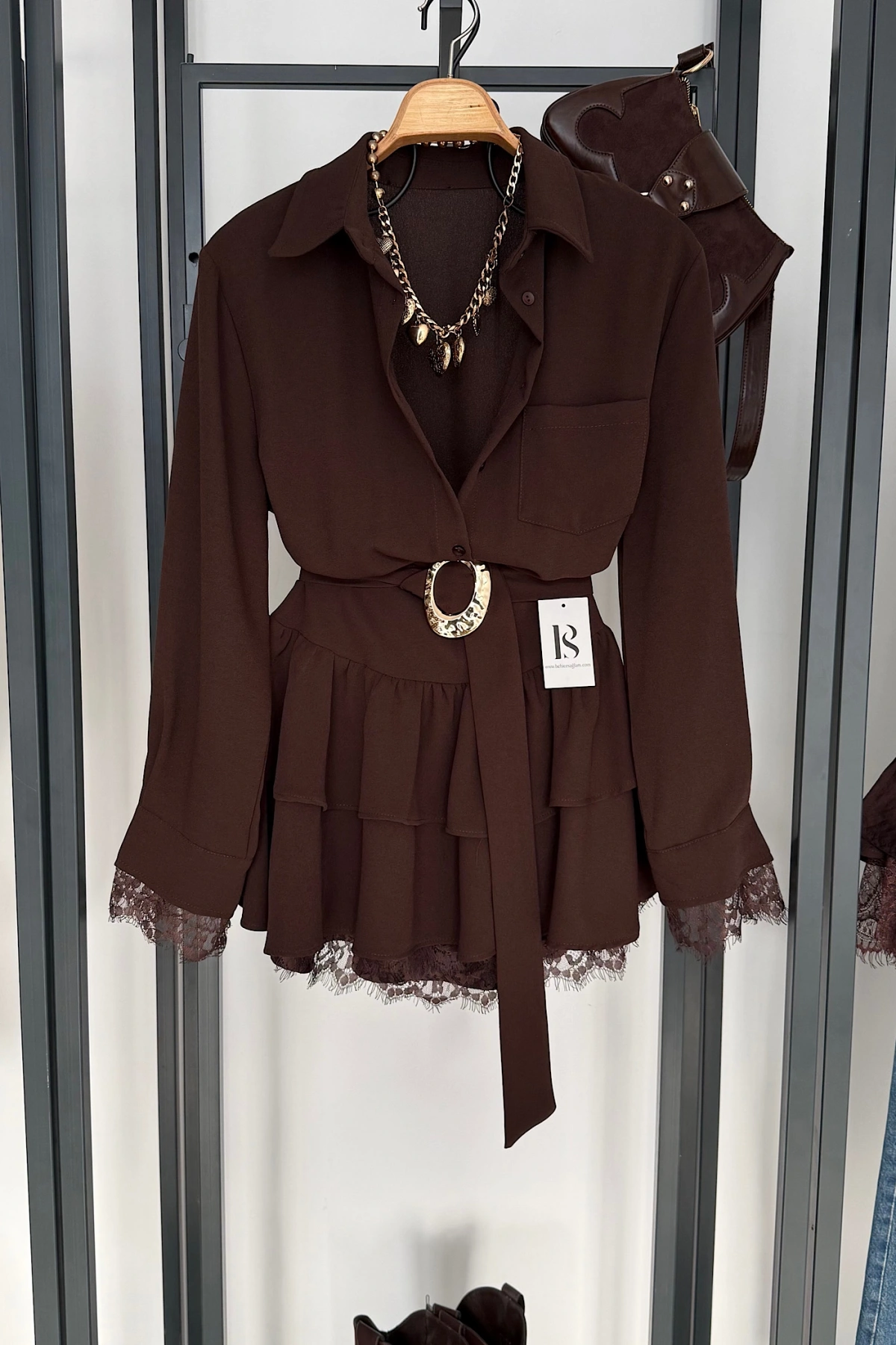 Gold Kemerli Dantel Detaylı Elbise Kahverengi