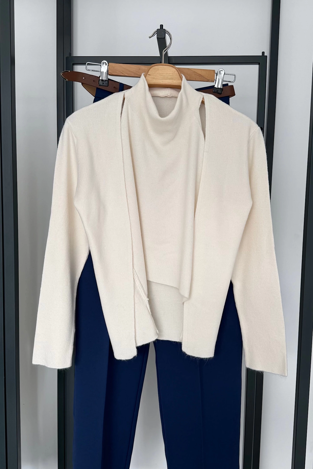 İçinden Body Detaylı Hırka Krem