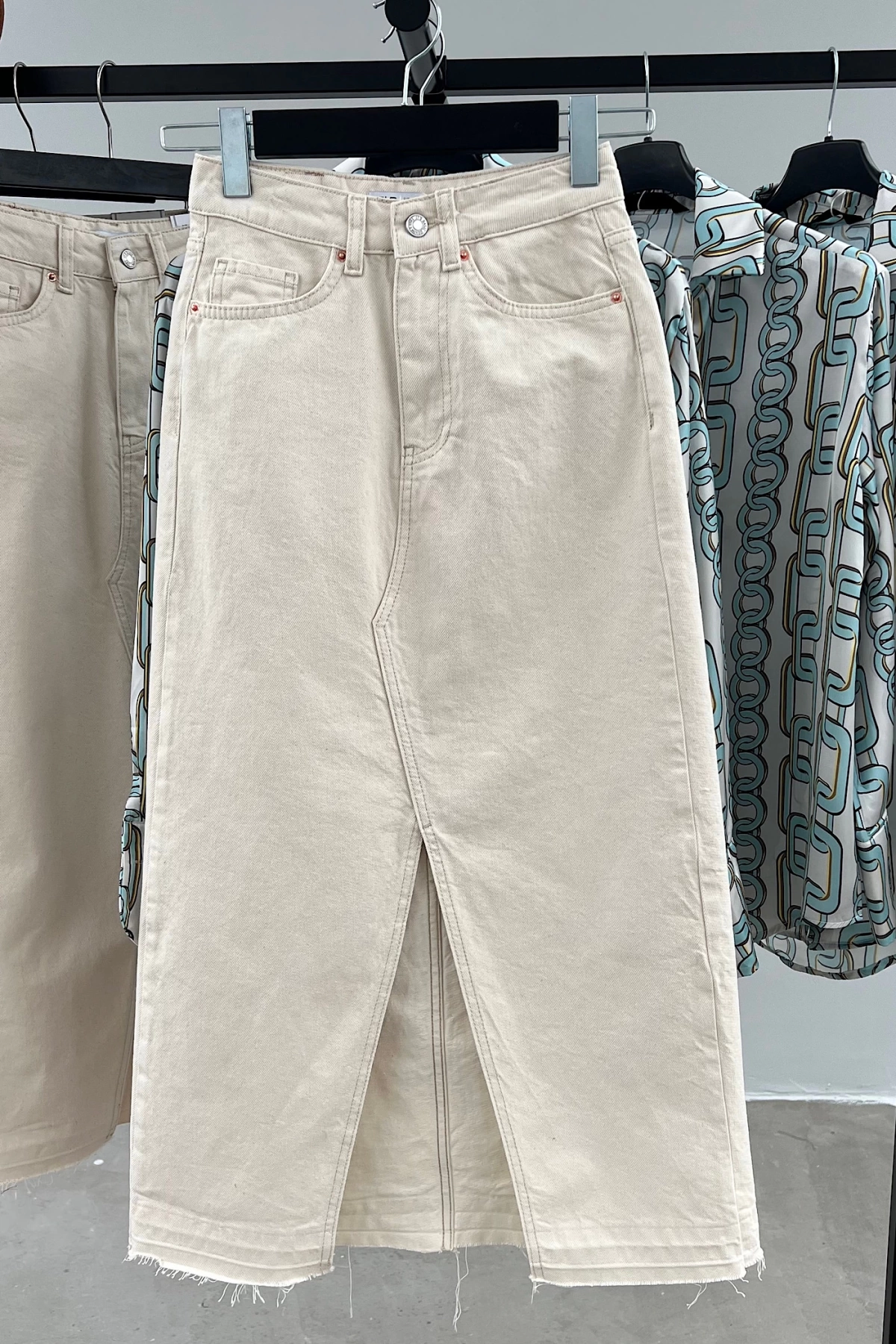 Two Pocket Front Slit Denim Skirt