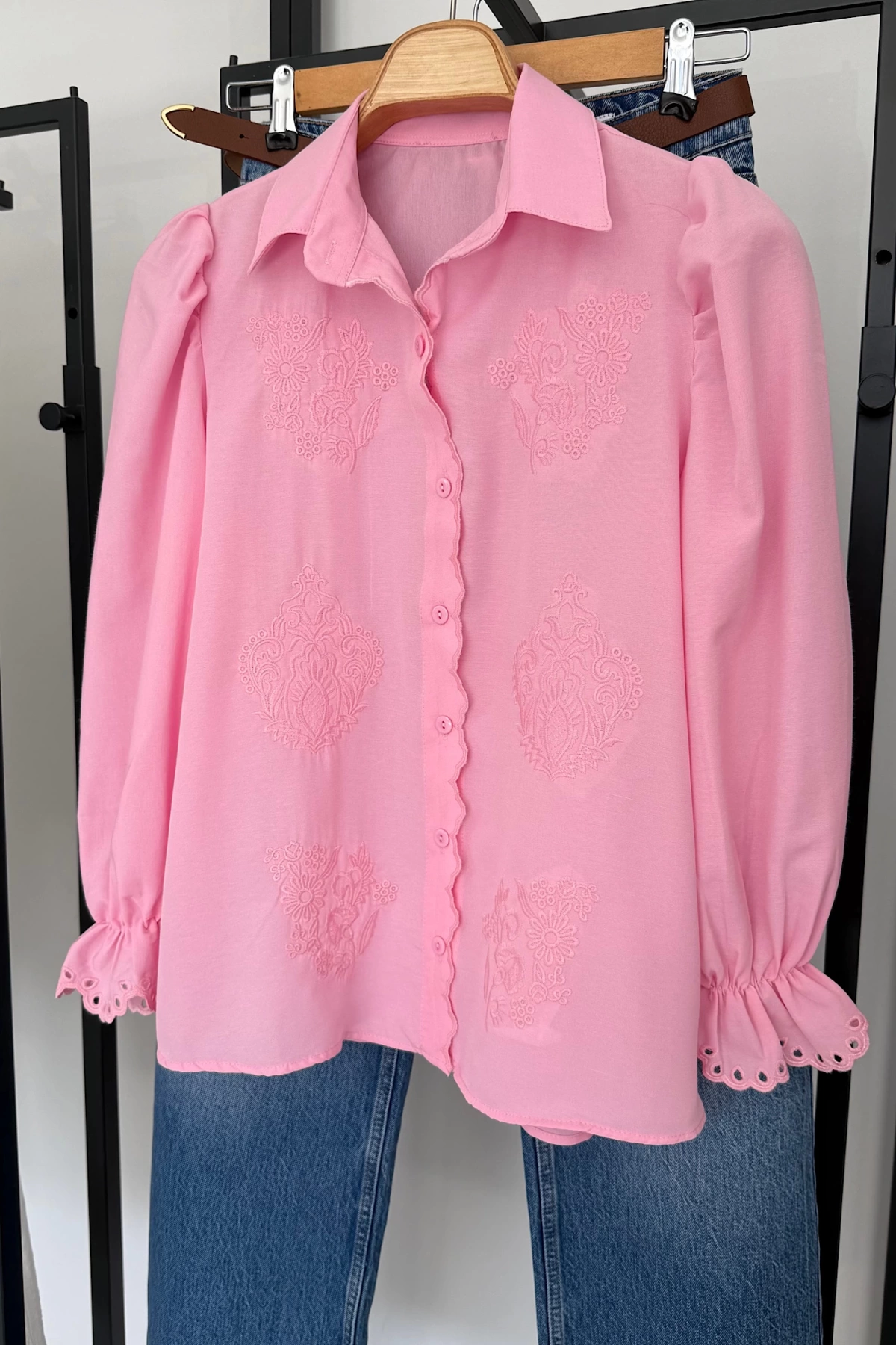 İşlemeli Kolu Fırfır Gömlek Pembe
