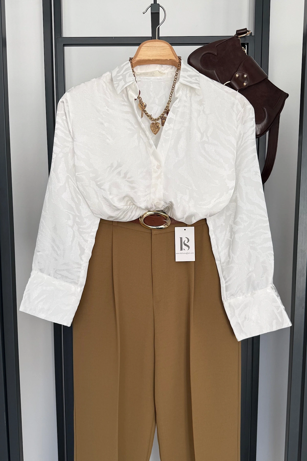 Jakarlı V Yaka Gömlek Beyaz