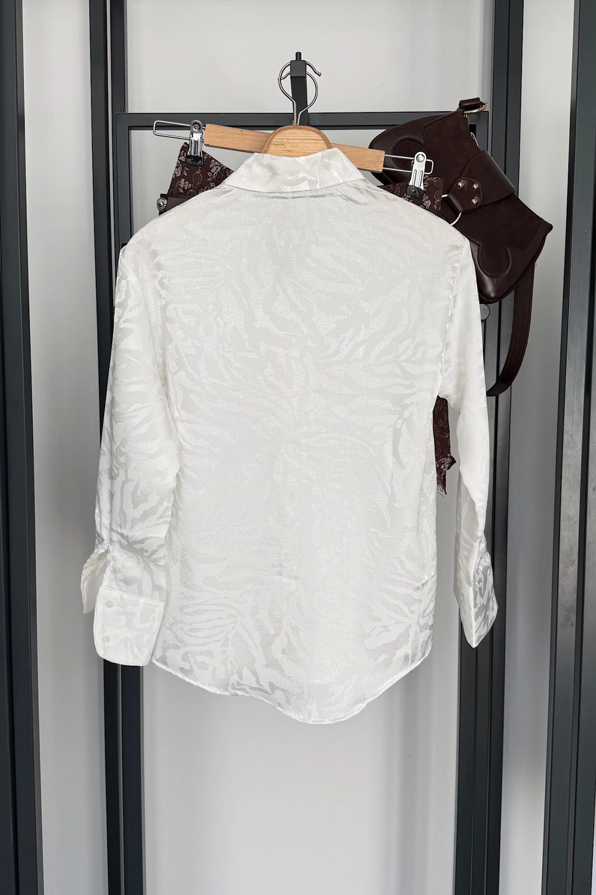 Jakarlı V Yaka Gömlek Beyaz