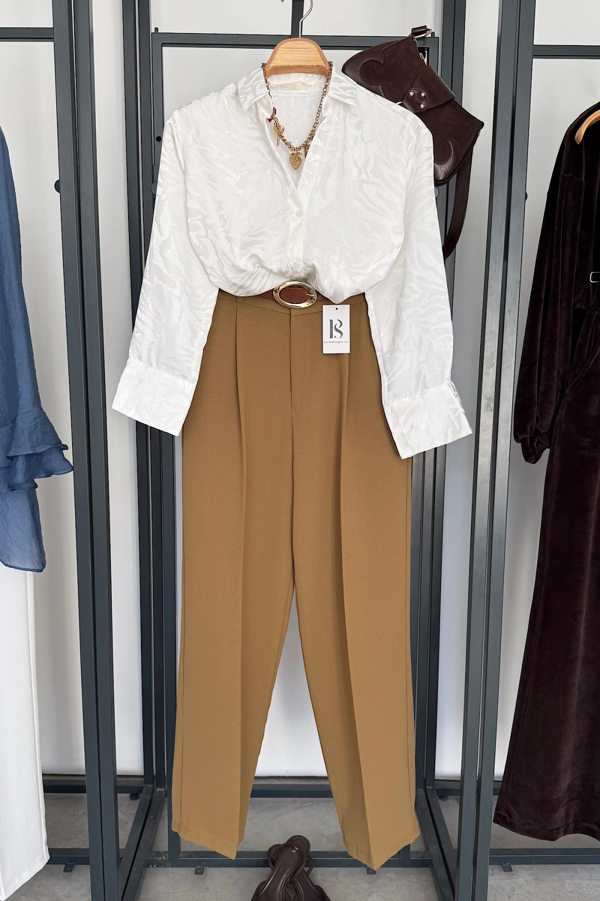 Jakarlı V Yaka Gömlek Beyaz