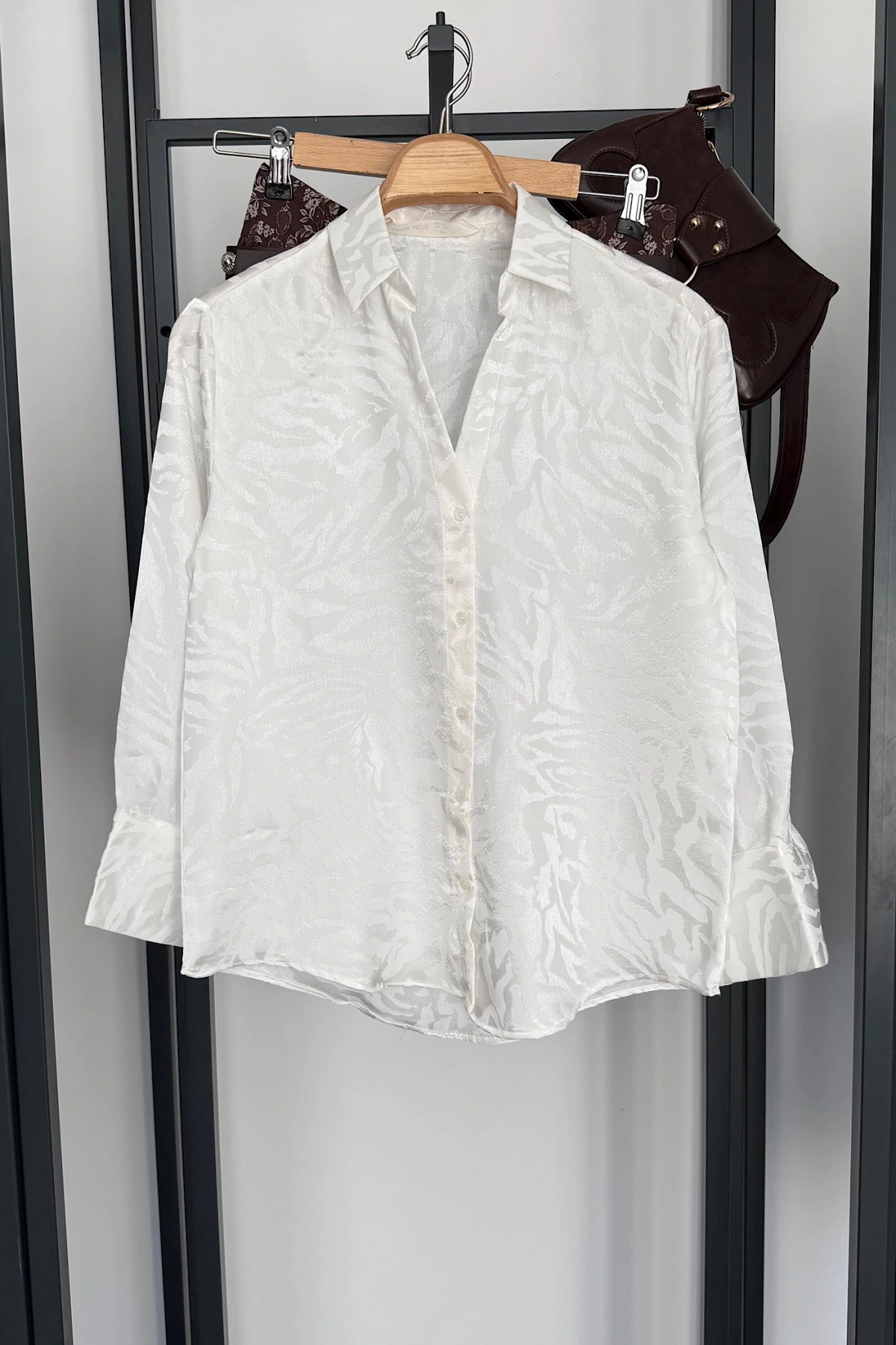 Jakarlı V Yaka Gömlek Beyaz