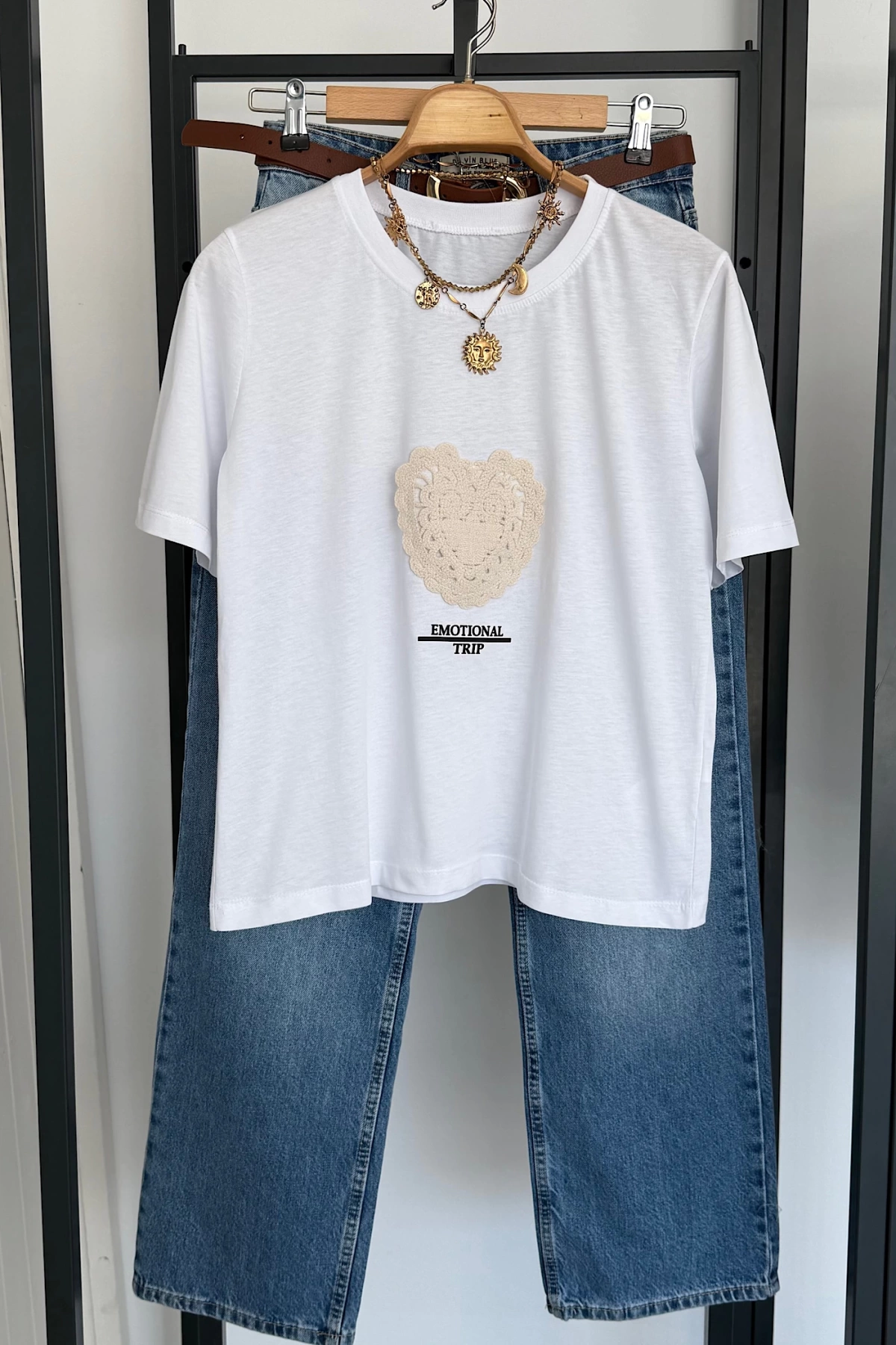Kalp Detay İşleme T-Shirt Beyaz
