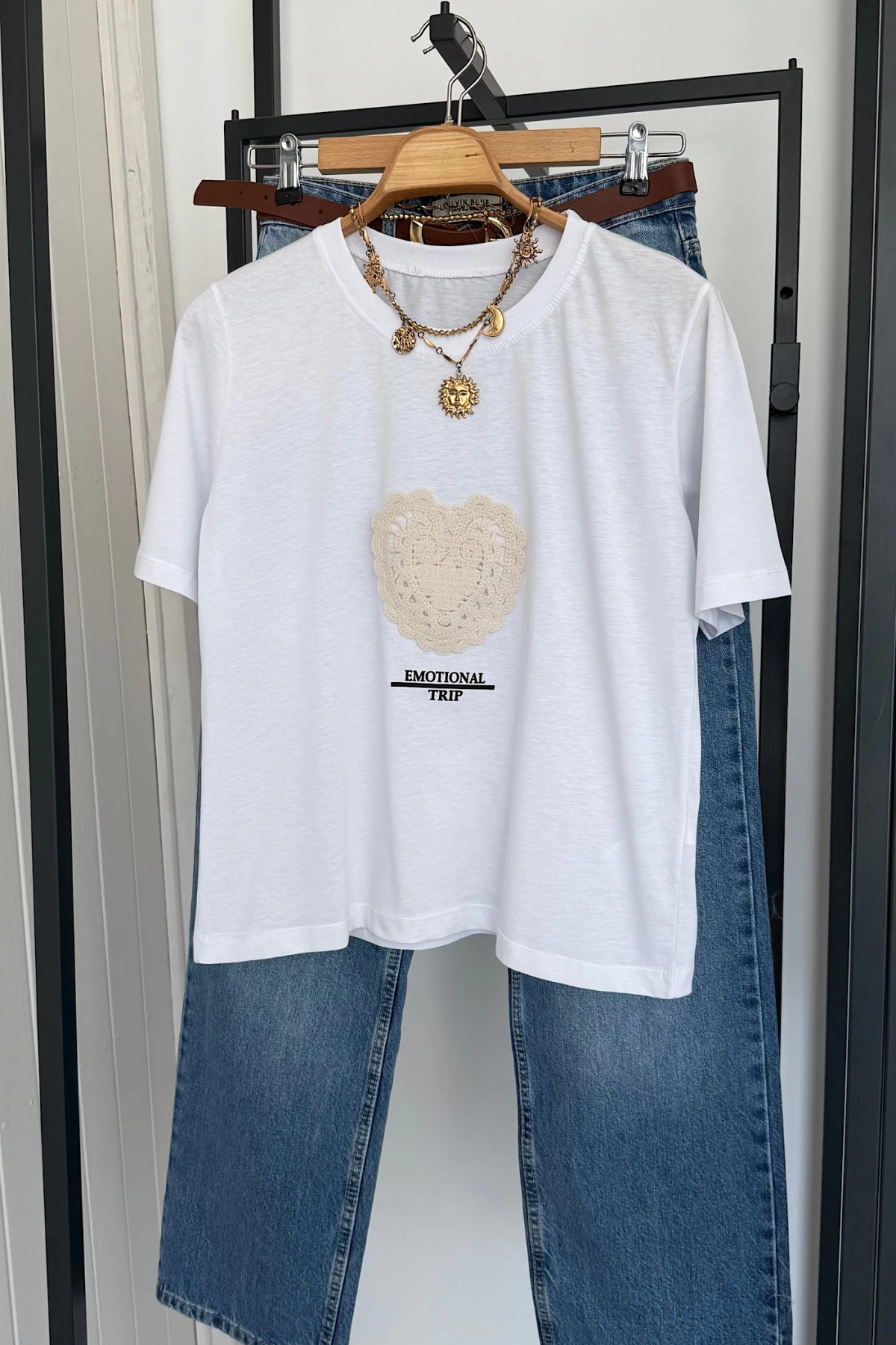 Kalp Detay İşleme T-Shirt Beyaz
