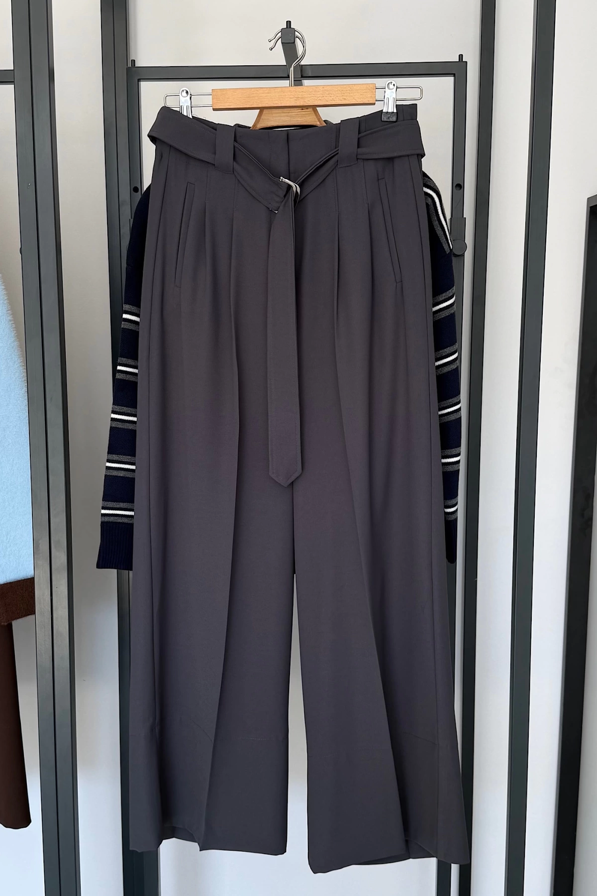 Kendinden Kemerli Bol Paça Pantolon Gri