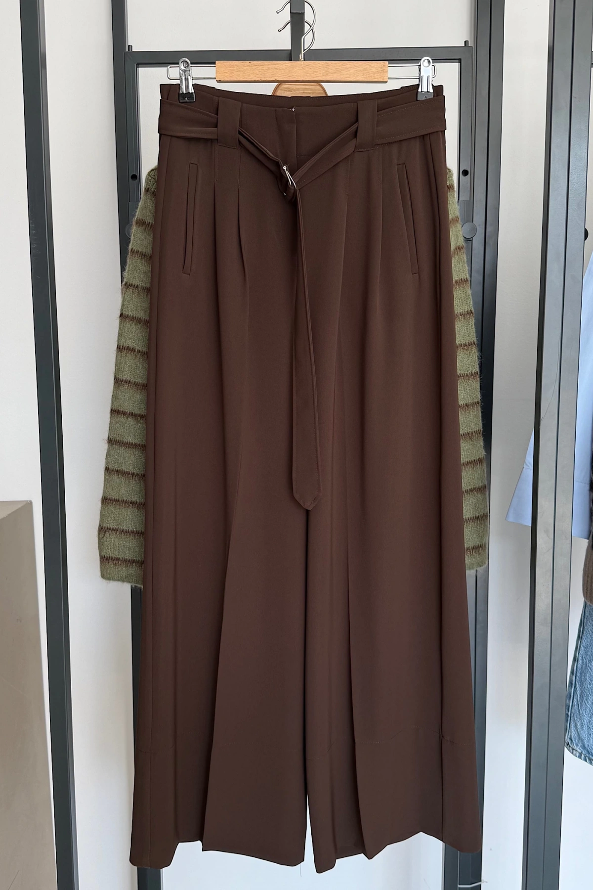 Kendinden Kemerli Bol Paça Pantolon Kahverengi