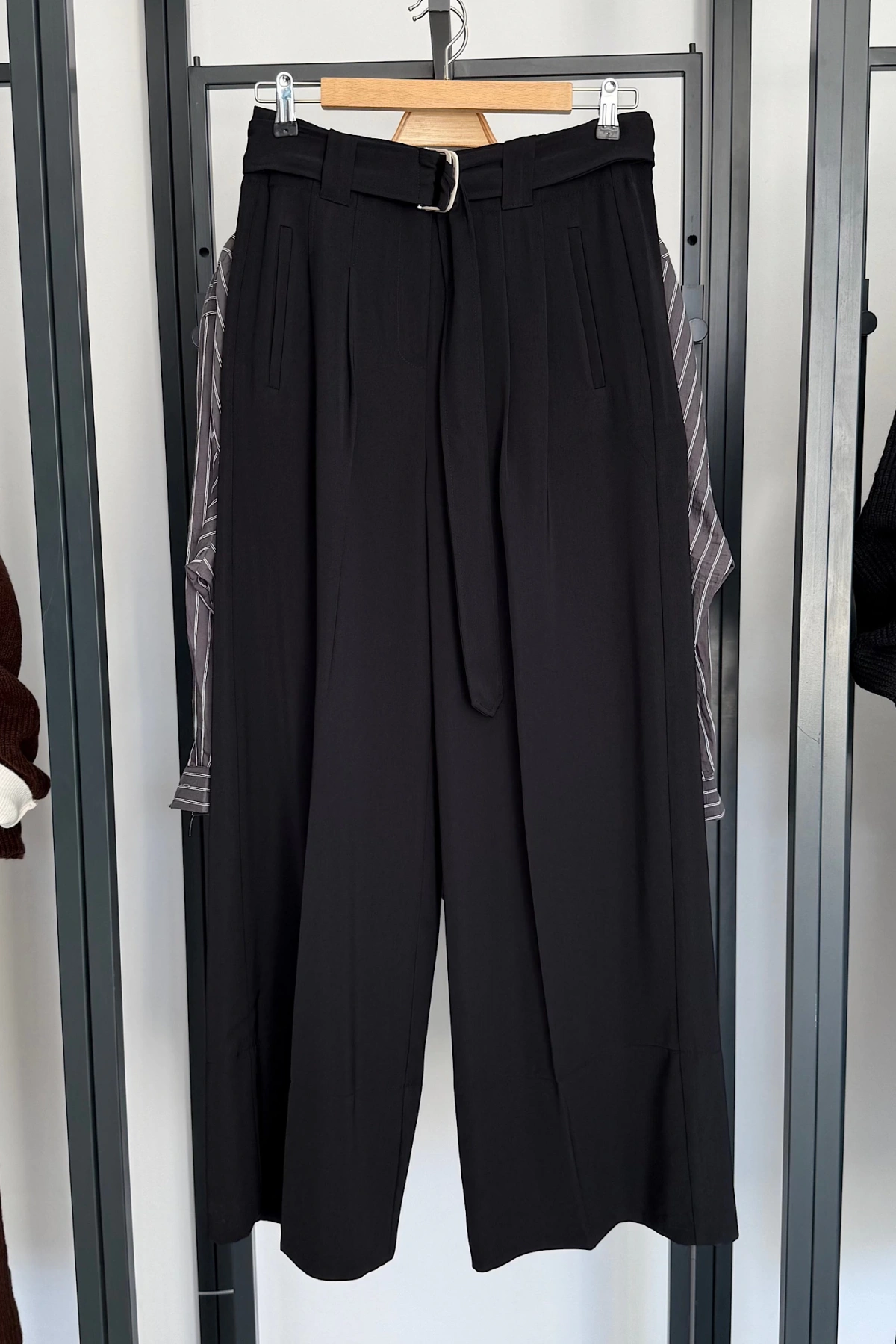 Kendinden Kemerli Bol Paça Pantolon Siyah