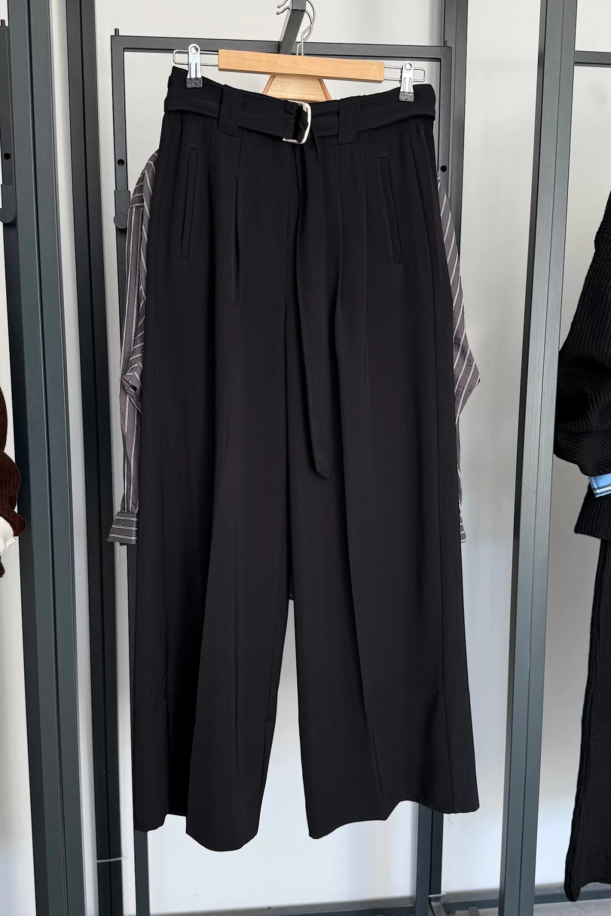Kendinden Kemerli Bol Paça Pantolon Siyah