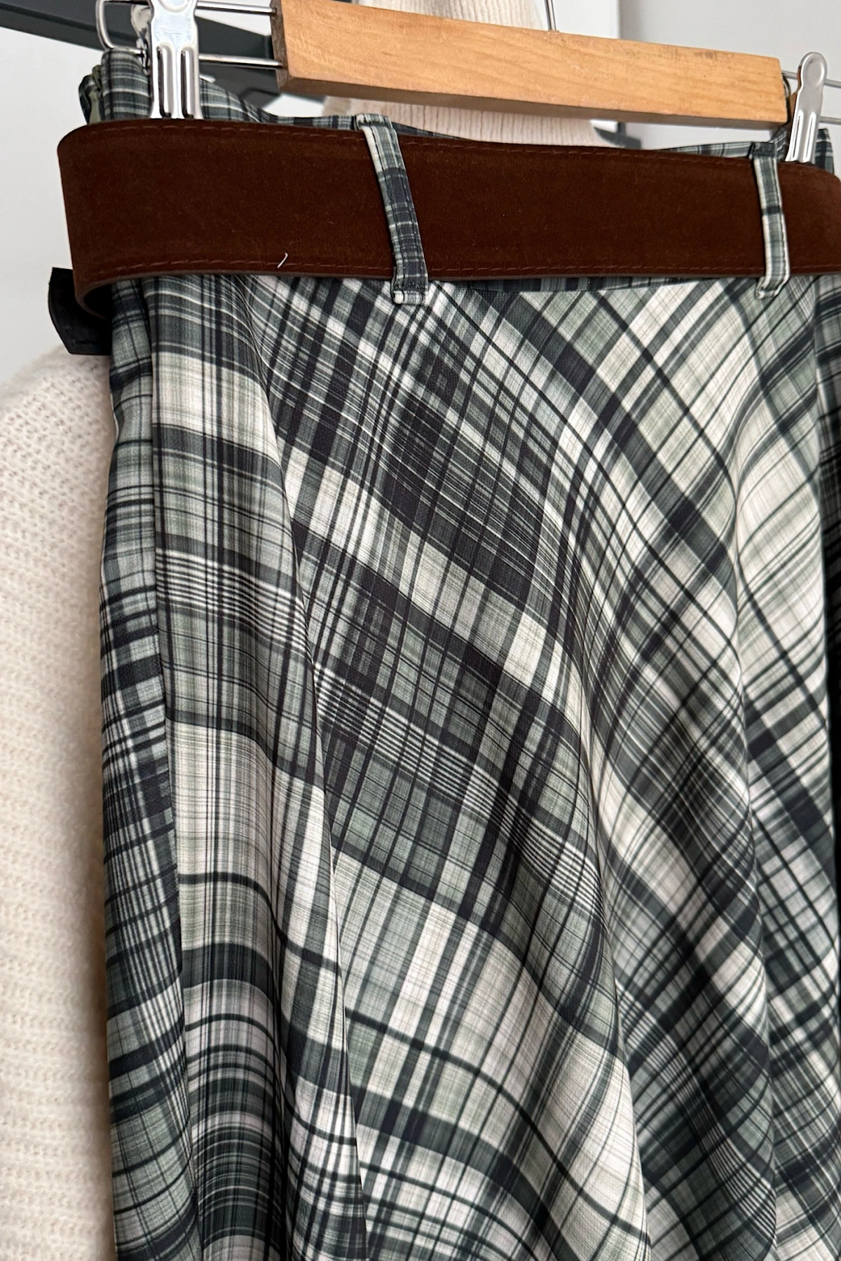 Kendinden Kemerli Çizgili Etek Çağla-Ekru