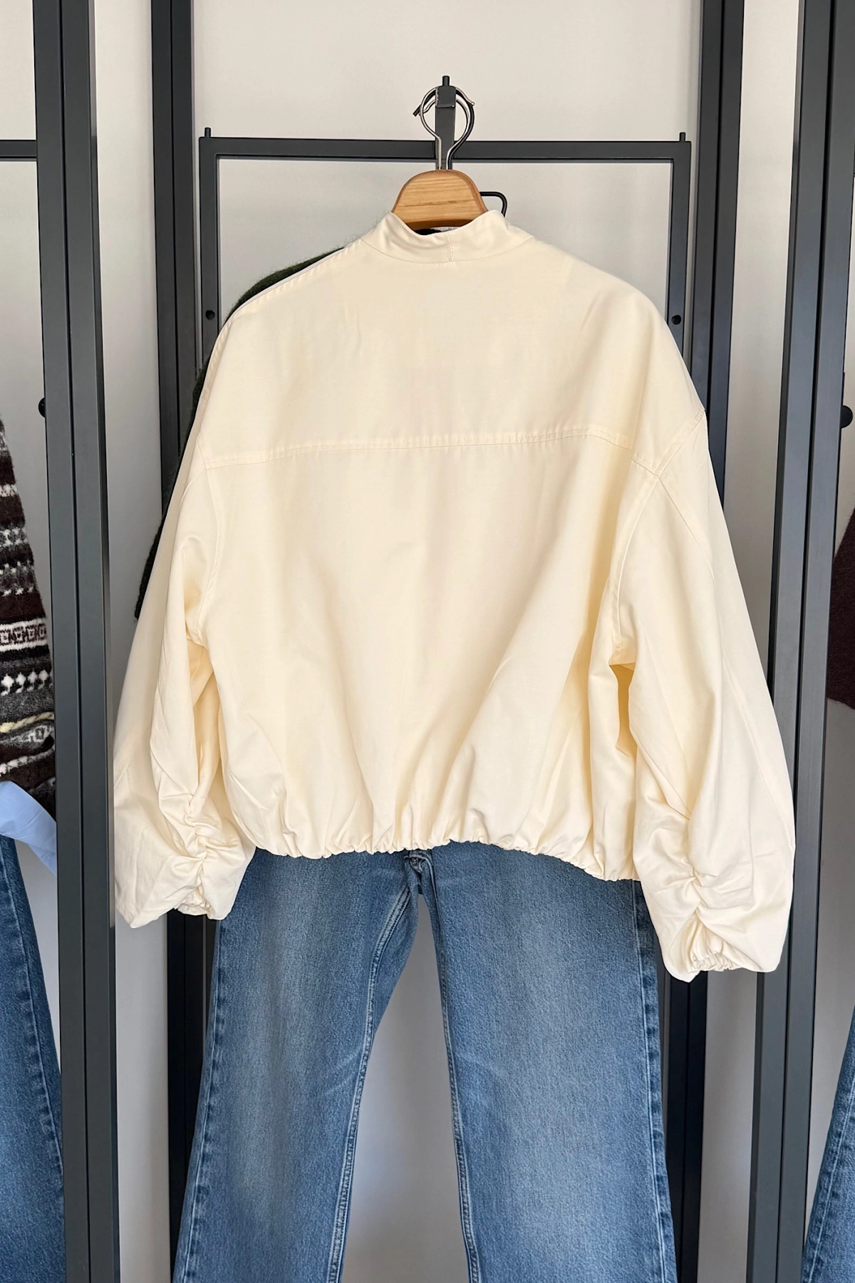 Kruvaze Kısa Bomber Mont Krem